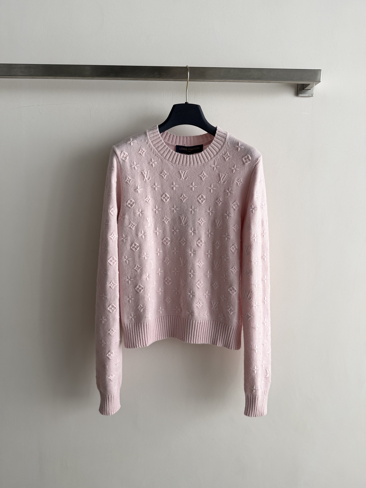 NO:889526,LouisVuitto*26 early autumn series pink embossed cashmere sweater, cashmere material, soft and skin-friendly, super comfortable to wear in autumn and winter!  The classic Monogram embossed design is low-key and recognizable. The round neck is simple and versatile, and it can be worn alone or layered. The pink color is gentle and elegant, and can be easily used in daily commuting. The tailoring fits the body shape, is comfortable and slim, and is a must-have item in the autumn and winter wardrobe!  SML,Louis Vuitton-clothing,louis vuitton,louis vuitton,sweaters,19860909LouisVuitto*26早秋系列粉色浮雕羊绒毛衣,羊绒材质,柔软亲肤,秋冬穿超舒服！经典Monogram浮雕设计,低调又有辨识度.圆领简约百搭,单穿或内搭都很OK,粉色温柔显气质,通勤日常都能轻松驾驭.剪裁贴合身形,舒适又显瘦,是秋冬衣橱必备单品！SML,路易威登-服装,louis vuitton,louis vuitton,sweaters,,Women's clothing