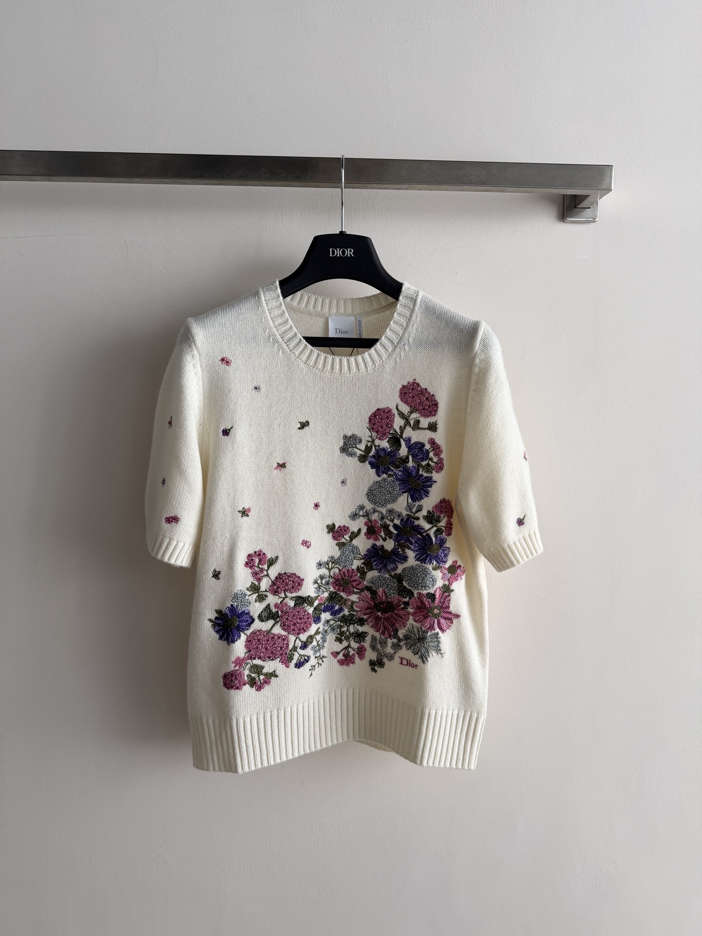 NO:889518,Dio*26 early autumn series floral embroidery short-sleeved sweater, cream color + pink and purple floral embroidery, elegant and fresh!  The round neck short-sleeved design is light and breathable. It can be paired with jeans or skirts to easily switch between casual or formal styles. It is suitable for daily outings and vacations. It is practical and fashionable and can easily create a high-end look. SML, Dior-clothing, dior, dior, skirts, jeans, sweaters, T-shirt,19860909Dio*26早秋系列花卉刺绣短袖毛衣,奶黄色调+粉紫花卉刺绣,优雅又清新！圆领短袖设计,轻盈透气,搭配牛仔裤或半裙,轻松切换休闲or正式风格,日常出街、度假都很适合,实用又时髦,轻松打造高级感穿搭.SML,迪奥-服装,dior,dior,skirts,jeans,sweaters,T-shirt,,Women's clothing