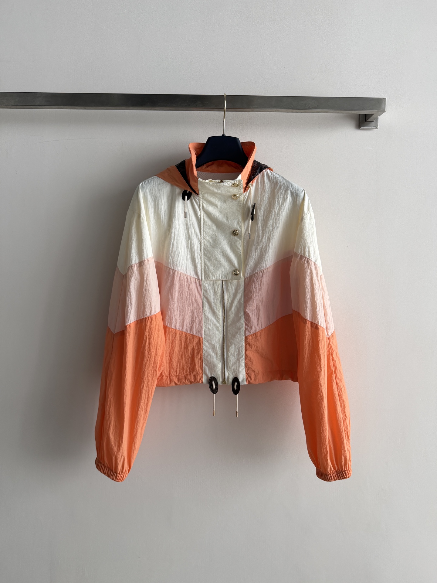 NO:889500,LouisVuitto*2026 vacation series sun protection jacket, made of light and breathable fabric, super comfortable to wear in summer!  The gradient color scheme of white, pink and orange is fresh and full of vitality. The hooded + drawstring design is practical and fashionable. The short cut makes you taller and slimmer. It looks great with high-waisted pants or skirts!  Easily manageable for daily commuting and vacation, sun protection and fashionable, a must-have item for summer wear SML,Louis Vuitton-clothing,louis vuitton,louis vuitton,skirts,jackets & coats,jackets & coats,hats,19860909LouisVuitto*2026度假系列防晒夹克外套,轻薄透气面料,夏天穿超舒服！白、粉、橙渐变配色,清新又活力满满.连帽+抽绳设计,实用又时髦,短款剪裁显高显瘦,搭高腰裤或裙都很赞！日常通勤、度假都能轻松驾驭,防晒又时尚,夏日穿搭必备单品SML,路易威登-服装,louis vuitton,louis vuitton,skirts,jackets & coats,jackets & coats,hats,,Women's clothing