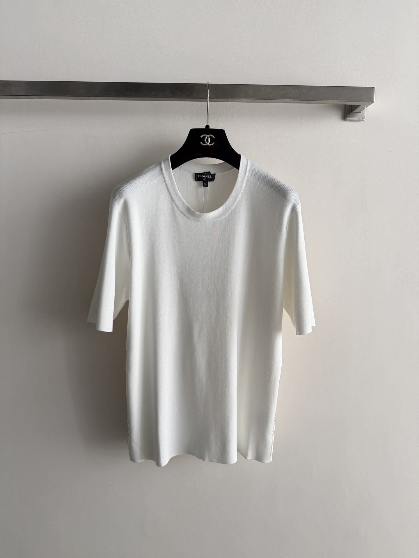 NO:890199,CHANE's latest gold-thread embroidered short-sleeved T-shirt is made of high-count fabric that is crisp and breathable, and the upper body is not easily deformed! 经典简约圆领宽松版型 五分袖剪裁,修饰手臂线条 两侧金色走线+双C刺绣标,低调精致,轻奢感十足通勤日常都能轻松驾驭SML-,香奈儿-服装,chanel,chanel,T-shirt,tees，t-shirt,19860909CHANE*新款金线刺绣短袖T恤高支面料挺括透气,上身不易变形！经典简约圆领宽松版型 五分袖剪裁,修饰手臂线条 两侧金色走线+双C刺绣标,低调精致,轻奢感十足通勤日常都能轻松驾驭SML-,香奈儿-服装,chanel,chanel,T-shirt,tees，t-shirt,,Women's clothing
