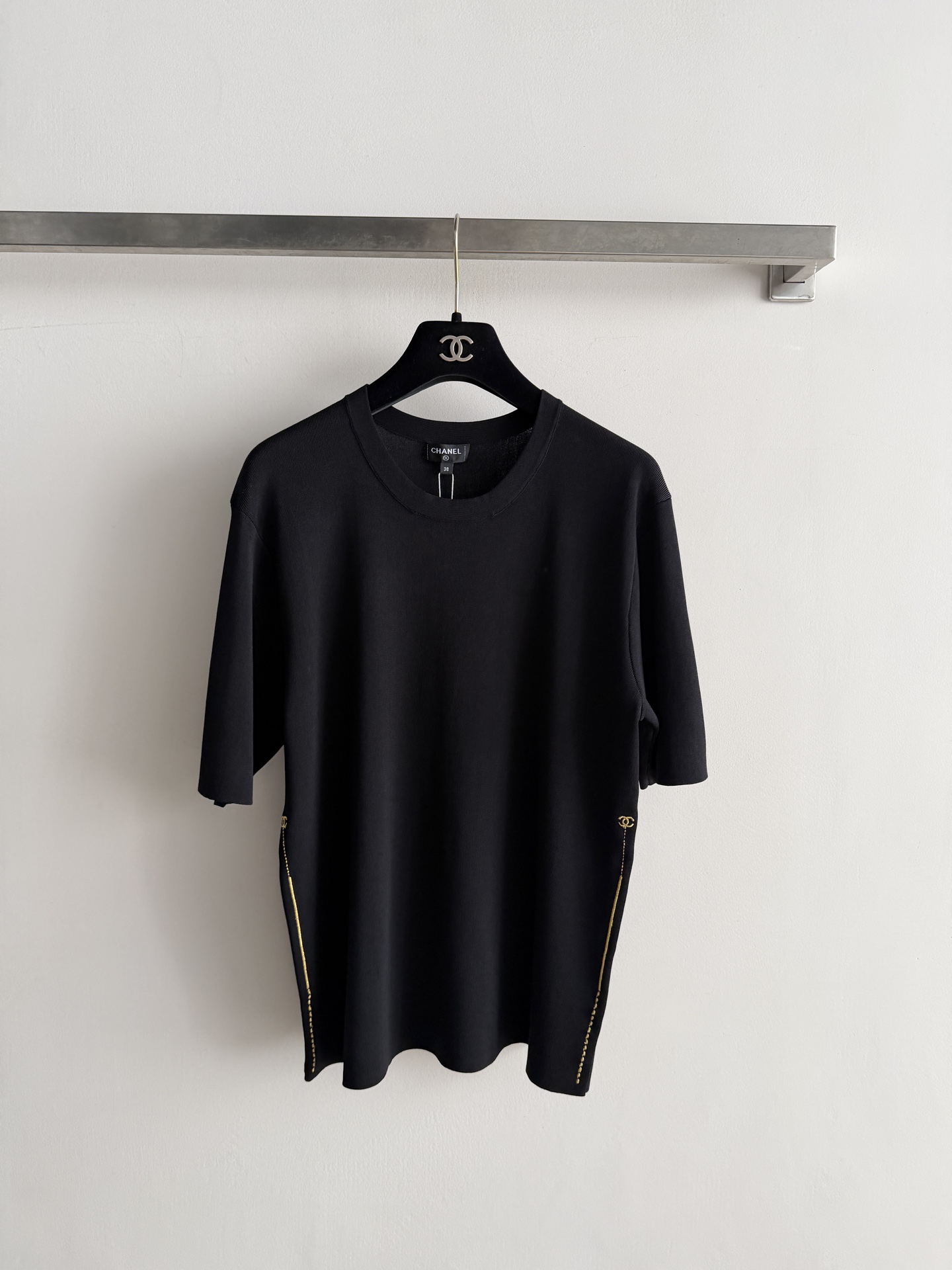 NO:890204,CHANE* new round neck sweater is made of high-quality knitted fabric, crisp and breathable, and the upper body is not easily deformed. Classic and simple round neck version, five-quarter sleeve cut, modified arm lines with gold lines on both sides + double C embroidery logo, low-key and exquisite, full of light luxury, loose and casual, easy to control in daily commuting. SML, Chanel - Clothing, chanel, chanel,19860909CHANE*新款圆领针织衫高品质针织面料,挺括透气,上身不易变形 经典简约圆领版型,五分袖剪裁,修饰手臂线条两侧金色走线+双C刺绣标,低调精致,轻奢感十足宽松休闲、通勤日常都能轻松驾驭SML,香奈儿-服装,chanel,chanel,,Women's clothing