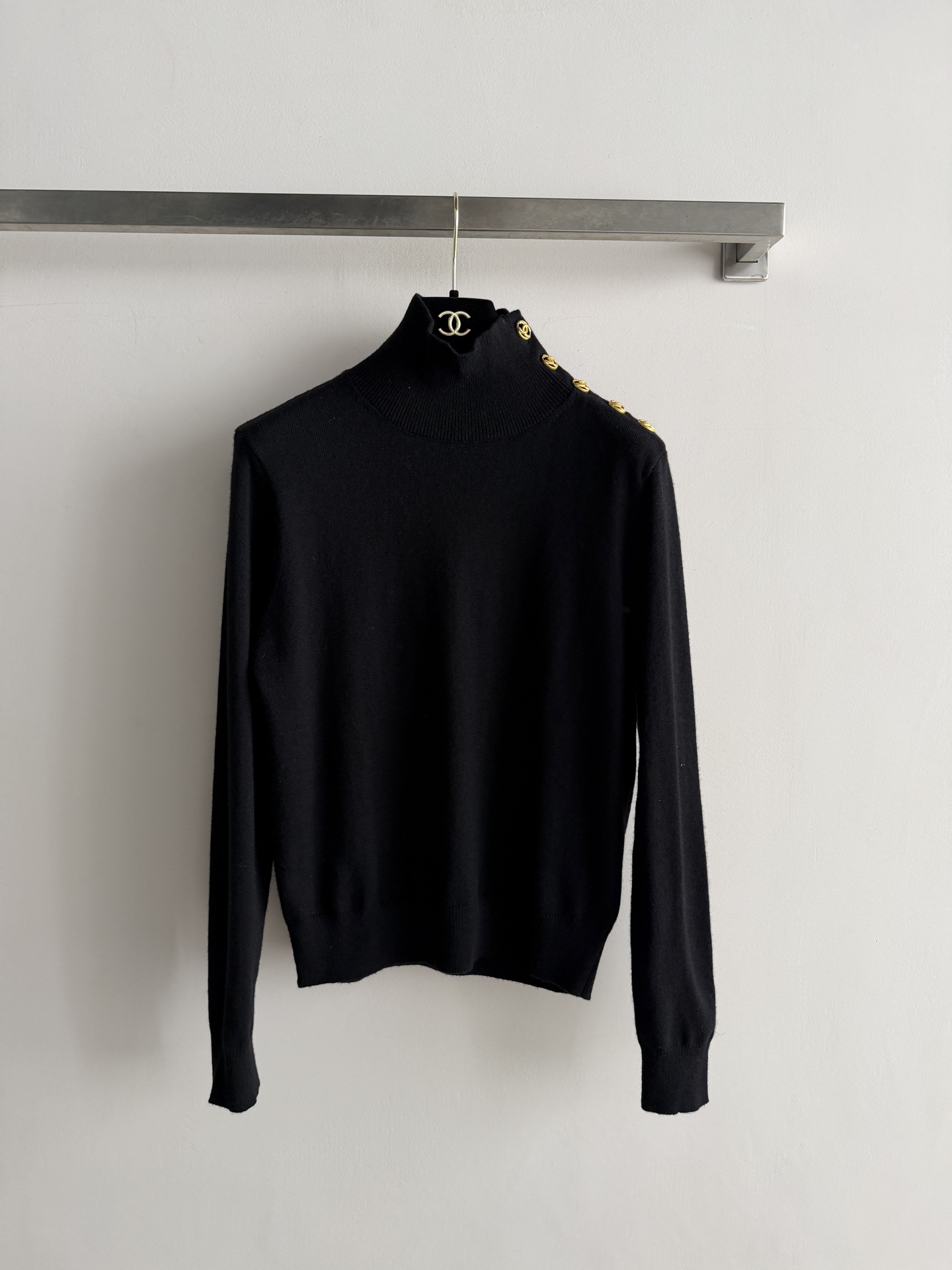 NO:890266,CHANE's latest turtleneck sweater feels soft and delicate, and is super comfortable to wear!  The shoulders are decorated with metal double C buttons, which breaks the monotony and adds a touch of retro and sophistication. The high-neck regular version is versatile enough to be worn alone or layered, and can be easily used for commuting, daily life, and formal occasions!  Easily create a high-end style~SML-, Chanel-clothing, chanel, chanel,19860909CHANE*新款高领针织衫触感柔软细腻,上身穿超舒服！肩部处排列着金属双C纽扣装饰,打破了单调感 增添了一丝复古和精致感高领常规版型 单穿或内搭都很百搭,通勤、日常、正式场合都能轻松驾驭！轻松打造高级感穿搭风格~SML-,香奈儿-服装,chanel,chanel,,Women's clothing