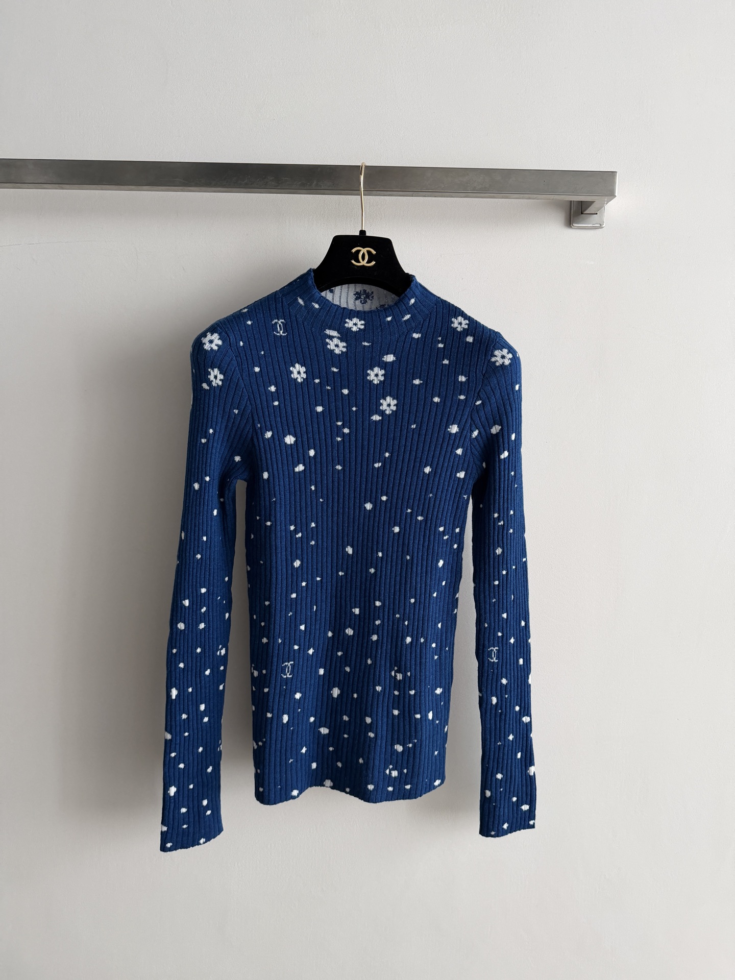 NO:892623,CHANE's latest jacquard long-sleeved knitted top, vertical grooved knitted fabric, stretchy and slim, highlights body curves, all-over white snowflake + polka dot jacquard embellishment, interspersed with low-key double C logo, romantic and smart, simple and slightly high collar, fits the neck line, suitable for spring and summer, as well as for autumn and winter.  SML,Chanel-clothing,chanel,chanel,skirts,jeans,19860909CHANE*新款提花长袖针织上衣,竖坑条针织面料,弹力修身,凸显身形曲线,通体白色雪花+波点提花点缀,穿插低调双C标识,浪漫灵动,简约微高领,贴合颈部线条,春夏单穿、秋冬内搭皆宜,直筒微衣长,遮胯显瘦,单穿配半裙/牛仔裤都出彩,撞色提花设计辨识度高,兼具少女感与轻奢气质！SML,香奈儿-服装,chanel,chanel,skirts,jeans,,Women's clothing