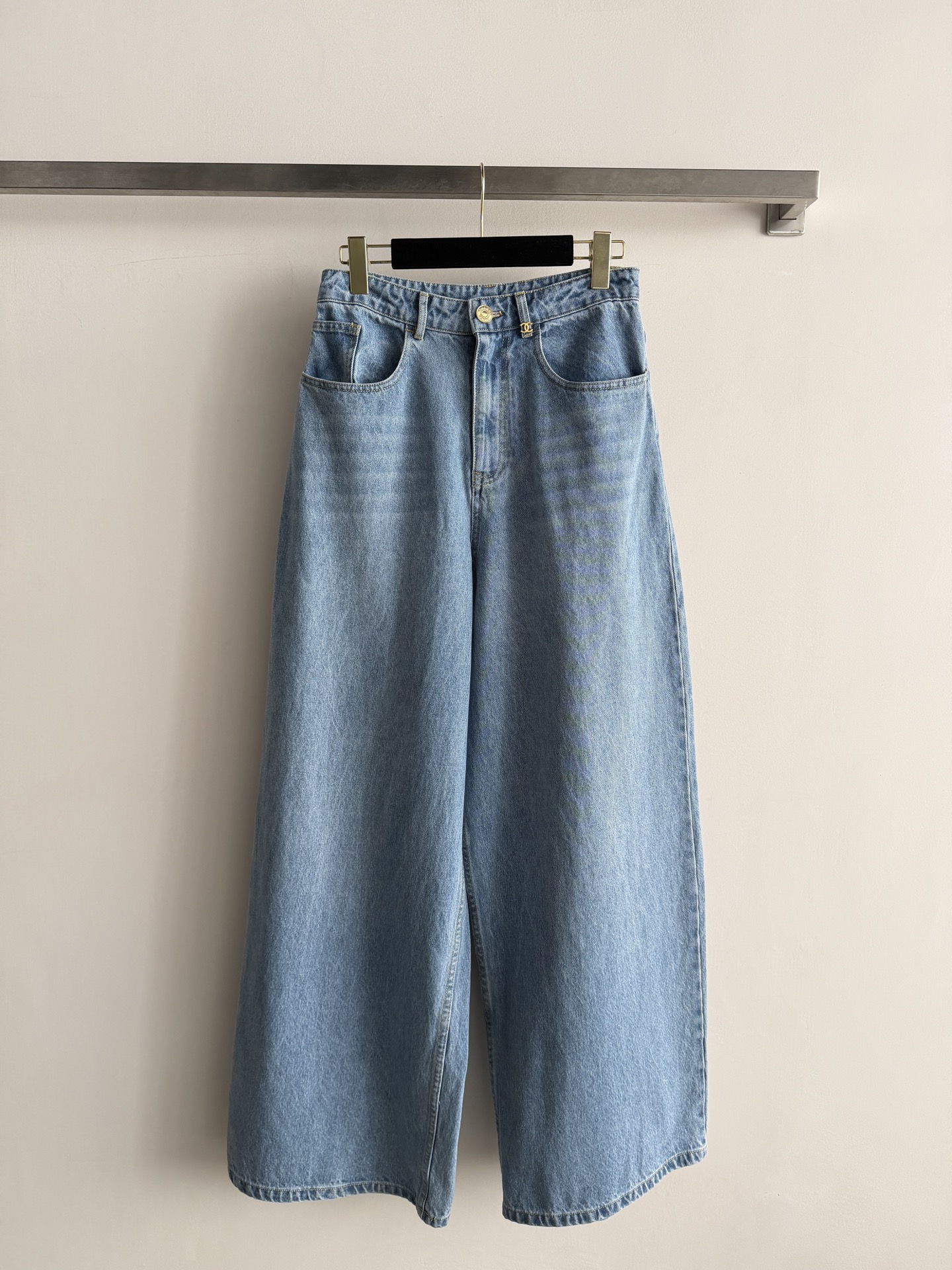 NO:892619,The new Chane*26 high-waisted wide-leg jeans, made of light blue washed fabric, are soft and breathable. They are very suitable for spring, summer, autumn and winter. The high-waist + loose wide-leg design is fashionable and flatters the leg shape, and is friendly to pear-shaped figures. There is logo embroidery on the back pocket, full of details, and full of brand feel. Pair it with a short top or belt to easily create a fashionable daily look. It is a must-have item for summer!  Size36.38.40!  ,Chanel-clothing,chanel,chanel,jeans,19860909新款Chane*26高腰阔腿牛仔裤,浅蓝水洗面料,柔软透气,春夏秋冬穿超适合高腰+宽松阔腿设计,时髦又修饰腿型,梨形身材友好.后袋有Logo刺绣,细节满分,品牌感十足.搭配短上衣或腰带,轻松打造时髦日常look,是夏季百搭必备单品！Size36.38.40！,香奈儿-服装,chanel,chanel,jeans,,Women's clothing