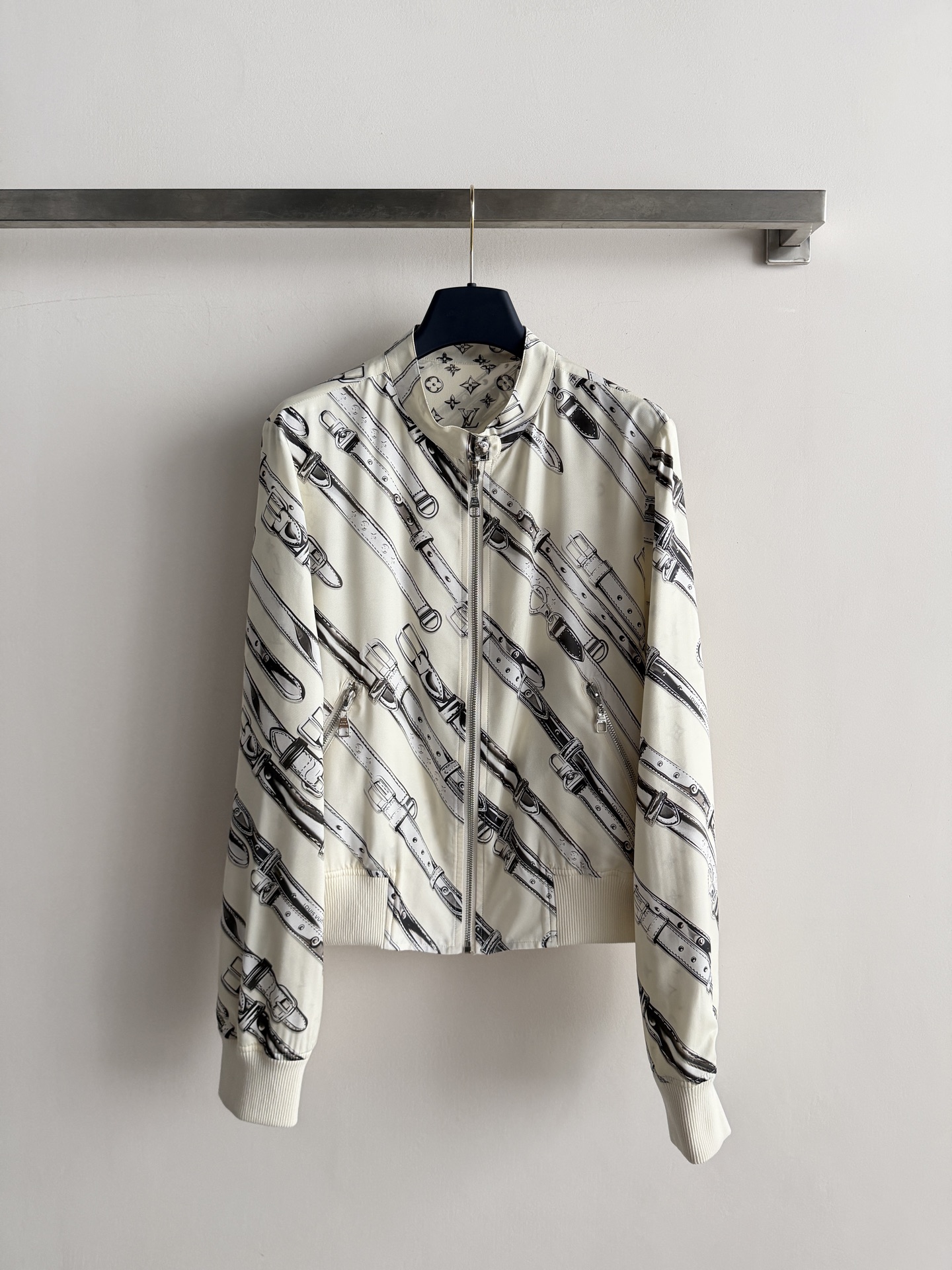 NO:892610,Louis Vuitto* reversible printed baseball jacket is made of smooth silk fabric, is lightweight and wrinkle-resistant, and is comfortable and breathable in spring and autumn!  Classic Monogram presbyopia print on one side, belt sketch print on the other side, super practical stand-up collar + full zipper placket for two wears, with ribbed cinch, neat and slimming. Short fit version, high waistline, easy to control for daily commuting, can be worn with a series of skirts to travel beyond the piece's SML-, Louis Vuitton-clothing, louis vuitton, louis vuitton, skirts, jackets & coats, real silk,19860909Louis Vuitto*双面穿印花棒球夹克顺滑真丝面料,轻薄抗皱,春秋穿着舒适透气！一面经典Monogram老花满印,一面皮带素描印花,一衣两穿超实用立领+全拉链门襟,搭配罗纹收口,利落显瘦 短款合身版型,拉高腰线,日常通勤都好驾驭,可搭配系列半裙出行超出片的SML-,路易威登-服装,louis vuitton,louis vuitton,skirts,jackets & coats,real silk,,Women's clothing