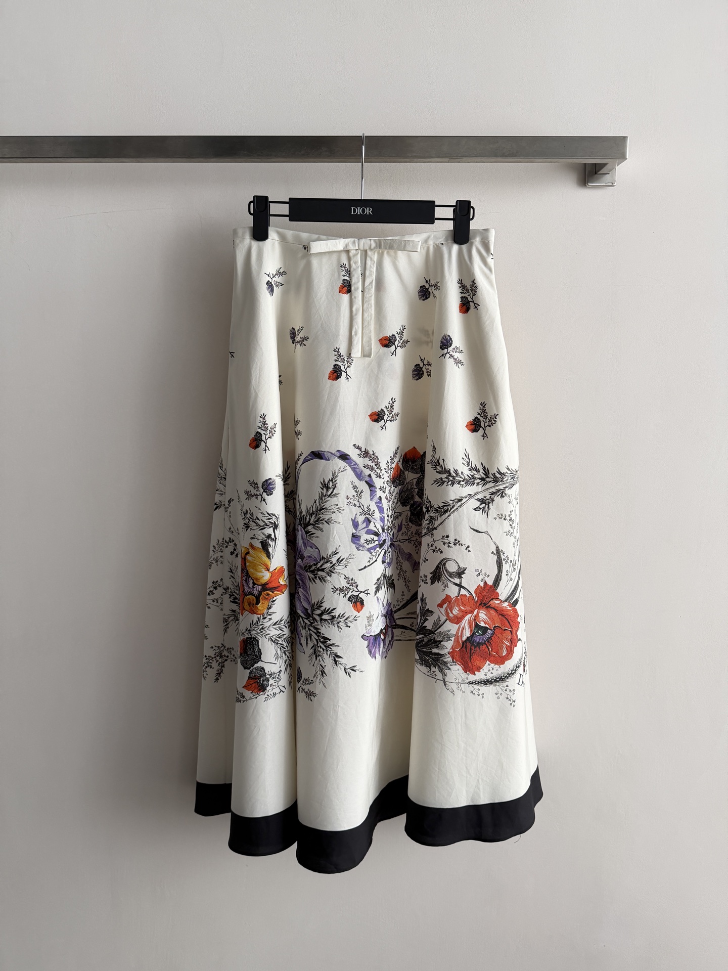 NO:892606,Dior's latest retro floral skirt is off-white with a romantic retro floral print, and comes with a gentle and elegant filter!  The high-waisted design, the same-color belt outlines the waistline, and the contrasting hem is exquisite and textured. The large skirt is flexible and elegant, and is suitable for commuting, dating, and vacation. The rich daughter's French literary sense has captured SML-, Dior-clothing, dior, dior, skirts,19860909Dior*新款复古花卉半裙米白底色搭配浪漫复古花卉印花,自带温柔优雅滤镜！高腰设计同色系腰带勾勒腰线,撞色下摆精致又显质感,大裙摆灵动飘逸超藏肉通勤、约会、度假穿都适配,富家千金的法式文艺感狠狠拿捏住了SML-,迪奥-服装,dior,dior,skirts,,Women's clothing