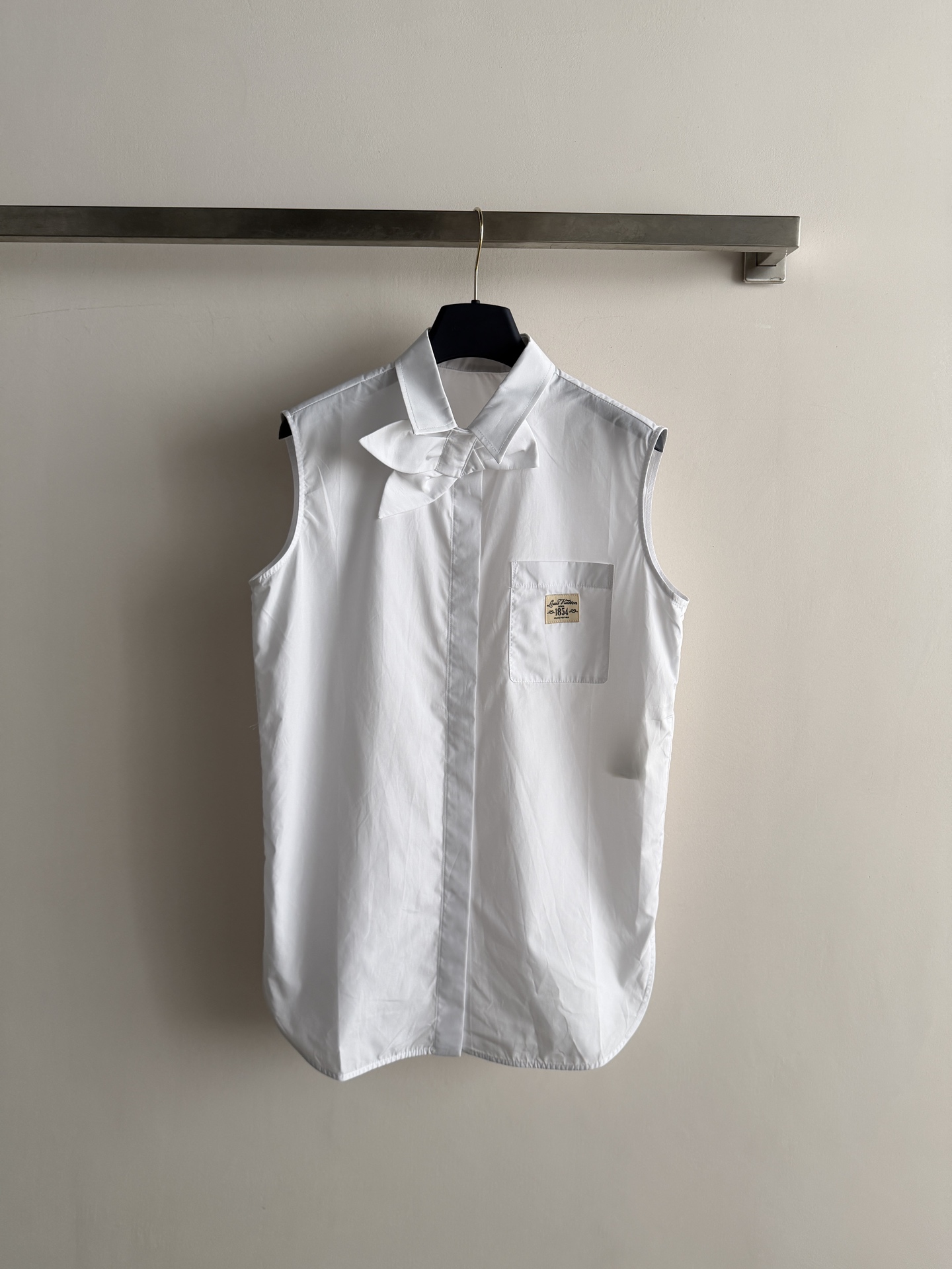 NO:892602,Louis Vuitto's latest bow-knot sleeveless white shirt is made of high-count cotton fabric, with a crisp and anti-wrinkle texture, a high-end collar with a three-dimensional large bow decorative shape, and a small square leather logo patch pocket on the chest, making it highly recognizable!  Classic small lapel sleeveless tailoring + concealed placket buttons, simple and elegant, neat and stylish. Suitable for single wear in spring and summer, or with a suit inside, suitable for commuting, leisure, and dating. SML-, Louis Vuitton-clothing, louis vuitton, louis vuitton, business suit,19860909Louis Vuitto*新款蝴蝶结无袖白衬衣采用高支棉质面料,挺括抗皱质感高级领口立体大蝴蝶结装饰造型,胸口处方形小皮标贴袋点缀 辨识度拉满！经典小翻领无袖剪裁＋暗门襟排扣,简约大气 利落有型 春夏单穿、内搭西装都适配通勤、休闲、约会多场景驾驭SML-,路易威登-服装,louis vuitton,louis vuitton,business suit,,Women's clothing