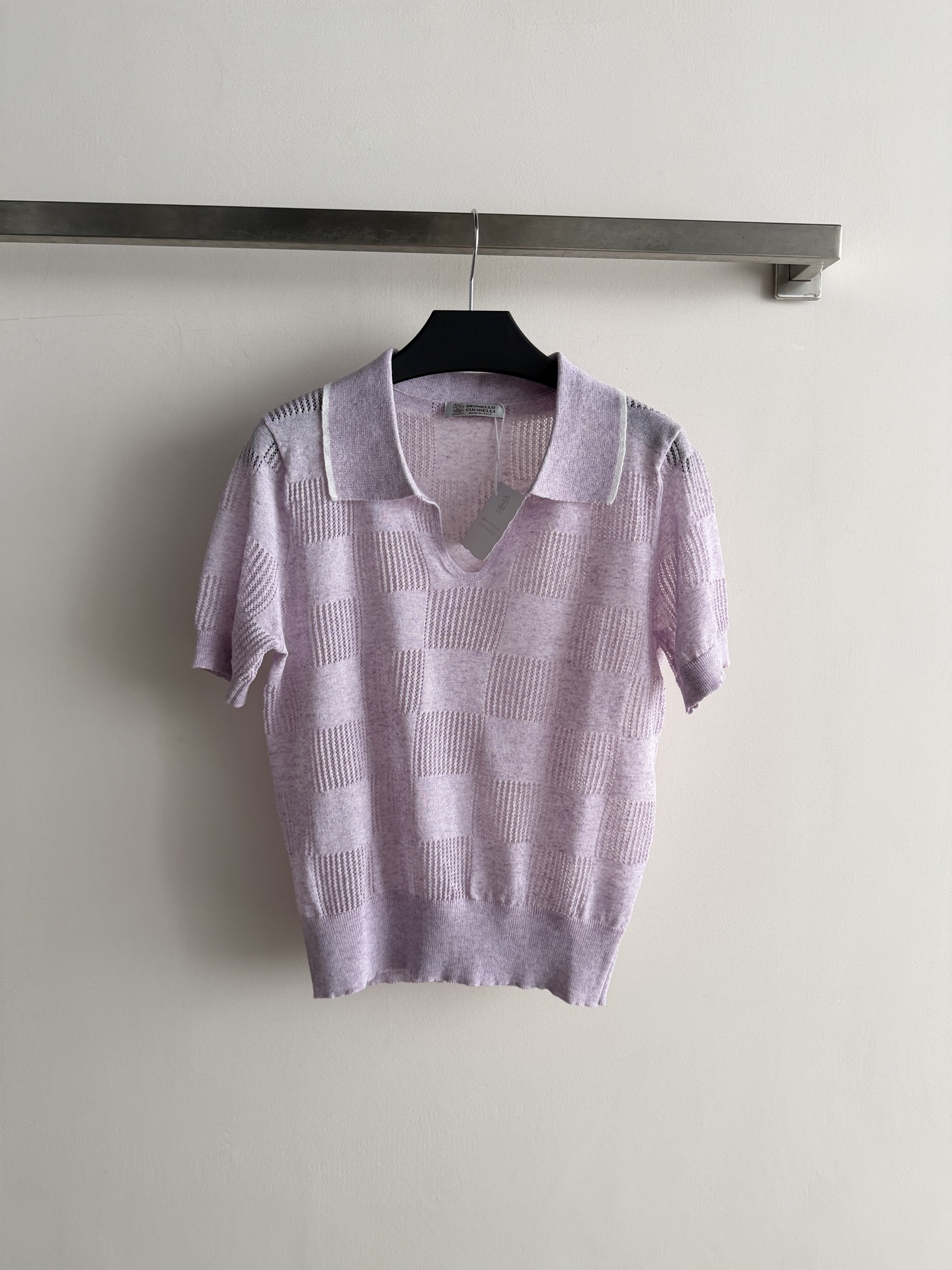 NO:893682,Brunello Cucinell's latest Polo sweater adopts plaid hollowing technology and is full of layers!  The lapel combined with the small V-neck elegantly reduces age. The shoulder cut makes you look slimmer ~ the basic version is not picky and tolerant. Simple and neat three-color SML, brunello cucinelli,19860909Brunello Cucinell*新款Polo针织衫采用格纹镂空工艺 层次感满满！翻领结合小V领优雅减龄 正肩剪裁显瘦～基础版型不挑人 包容性好 简单利落三色SML,,brunello cucinelli,,Women's clothing