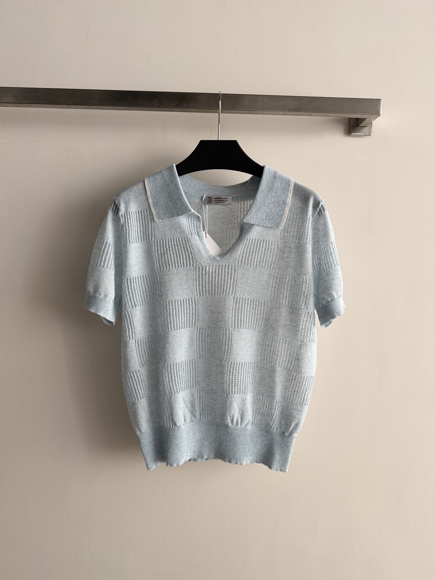 NO:892598,Brunello Cucinell's latest Polo sweater adopts plaid hollowing technology and is full of layers!  The lapel combined with the small V-neck elegantly reduces age. The straight-shoulder cut makes you slim ~ the basic version is not picky and tolerant. Simple and neat three-color SML-, women's clothing, brunello cucinelli,19860909Brunello Cucinell*新款Polo针织衫采用格纹镂空工艺 层次感满满！翻领结合小V领优雅减龄 正肩剪裁显瘦～基础版型不挑人 包容性好 简单利落三色SML-,女装,brunello cucinelli,,Women's clothing
