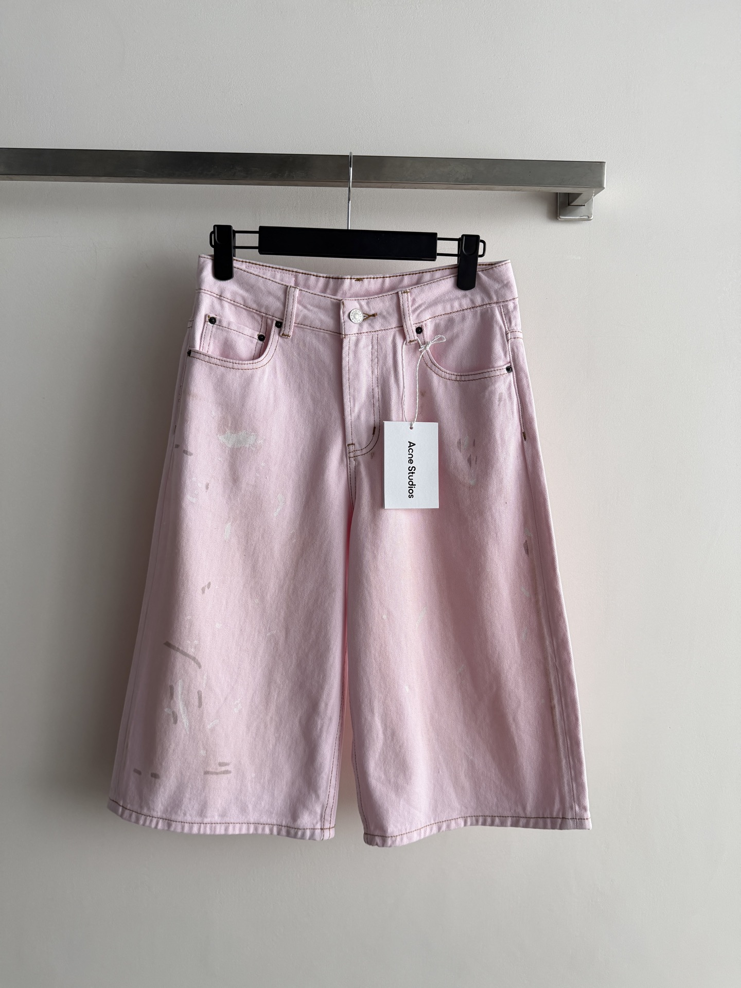 NO:892637,Acne Studio's latest new pink ink-splashed cropped trousers are made of pure cotton denim. The fabric is soft and crisp. The light pink washed color is gentle and clean. The trousers are hand-painted with ink-splashed and distressed prints. Irregular mottled graffiti makes the street feel loose!  High-waisted, wide-leg three-quarter trousers, with loose and straight legs, concealing the muscles and showing slimming, optimizing the leg lines~ The trouser legs are straight and seamed, and the lazy and casual fit makes it easy to create Korean retro outfits SML-, women's clothing, acne studios, dior,19860909Acne Studio*新款粉色泼墨七分裤选用纯棉牛仔布,面料柔软挺括,淡粉水洗色调温柔干净 裤身手工油漆泼墨做旧印花 不规则斑驳涂鸦 街头松弛感拉满！高腰阔腿七分分裤版型,裤管宽松直筒,藏肉显瘦,优化腿部线条～裤脚平直锁边,慵懒休闲版型,轻松打造韩系复古穿搭SML-,女装,acne studios,dior,,Women's clothing