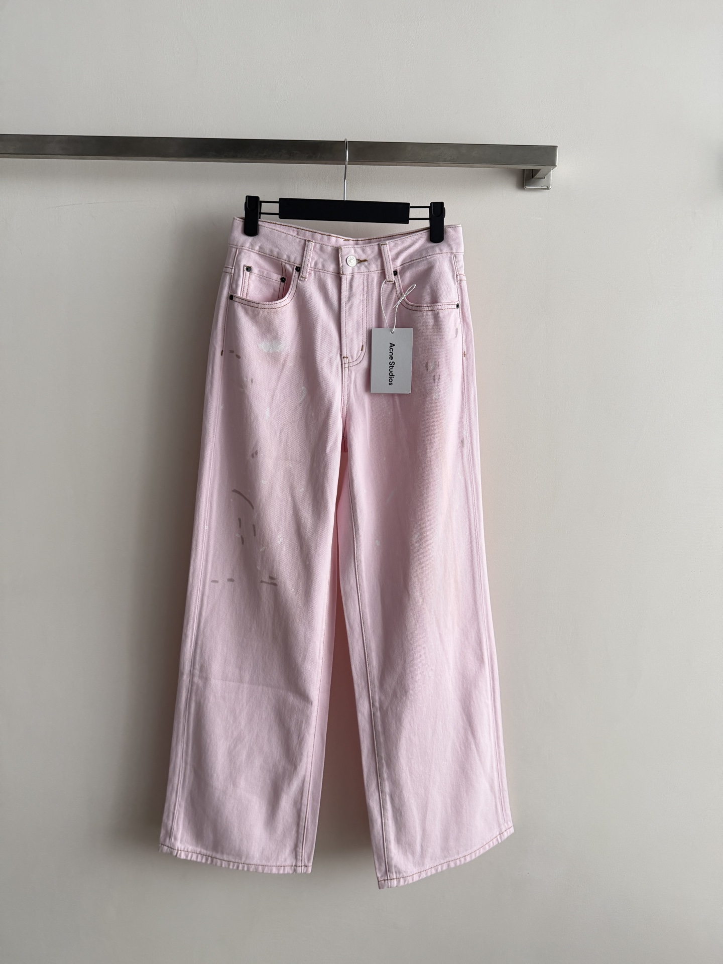NO:892632,Acne Studio's latest pink ink splash jeans are made of pure cotton denim, the fabric is soft and crisp, the light pink wash color is gentle and clean, the pants are hand-painted and ink splashed with old prints, irregular mottled graffiti, and a sense of street relaxation!  High-waisted straight wide-leg tailoring, loose and smooth trouser legs, accommodating various leg types, lazy and relaxed, top-stitched contrast stitching and old metal buttons, retro trend, easy to create Korean casual wear SML-, women's clothing,acne studios,dior,jeans,19860909Acne Studio*新款粉色泼墨牛仔裤选用纯棉牛仔布,面料柔软挺括,淡粉水洗色调温柔干净 裤身手工油漆泼墨做旧印花 不规则斑驳涂鸦 街头松弛感！高腰直筒阔腿剪裁,裤管宽松垂顺,包容各种腿型慵懒松弛 明线撞色车线加金属做旧纽扣 复古潮流 轻松打造韩系休闲穿搭SML-,女装,acne studios,dior,jeans,,Women's clothing