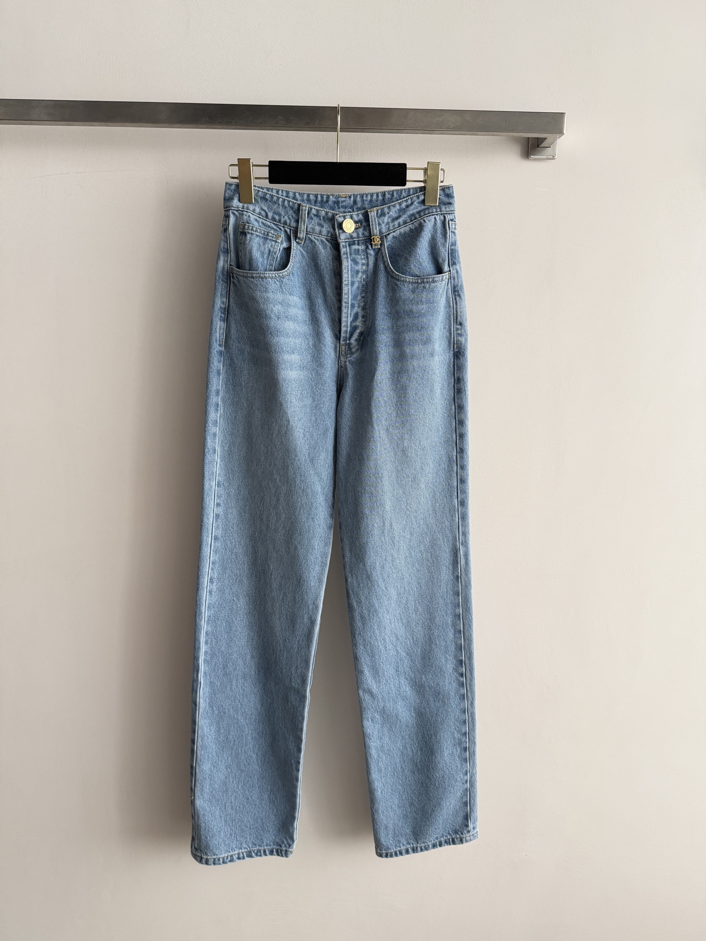 NO:892626,CHANE*26SS new straight jeans are made of light blue washed fabric, soft and breathable. They are very suitable for spring, summer, autumn and winter wear with straight cuts to modify the leg shape. They are very versatile for daily casual wear. They look great with loose tops or sweaters. The low and mid-waist design is the same trend as Jennie. It is a must-have for fashionistas. It can easily create a casual and high-end sense. It can be easily used in airport street photos and daily outings!  It’s a versatile must-have item for summer!  Size36.38.40-,Chanel-clothing,chanel,chanel,jeans,19860909CHANE*26SS新款直筒牛仔裤重工艺浅蓝水洗面料,柔软透气 春夏秋冬穿超适合直筒剪裁修饰腿型,日常休闲穿搭超百搭,随便配宽松上衣或针织衫都很出彩低中腰设计是Jennie同款潮流,时尚达人必备,轻松打造随性高级感,机场街拍、日常出街都能轻松驾驭！是夏季百搭必备单品！Size36.38.40-,香奈儿-服装,chanel,chanel,jeans,,Women's clothing