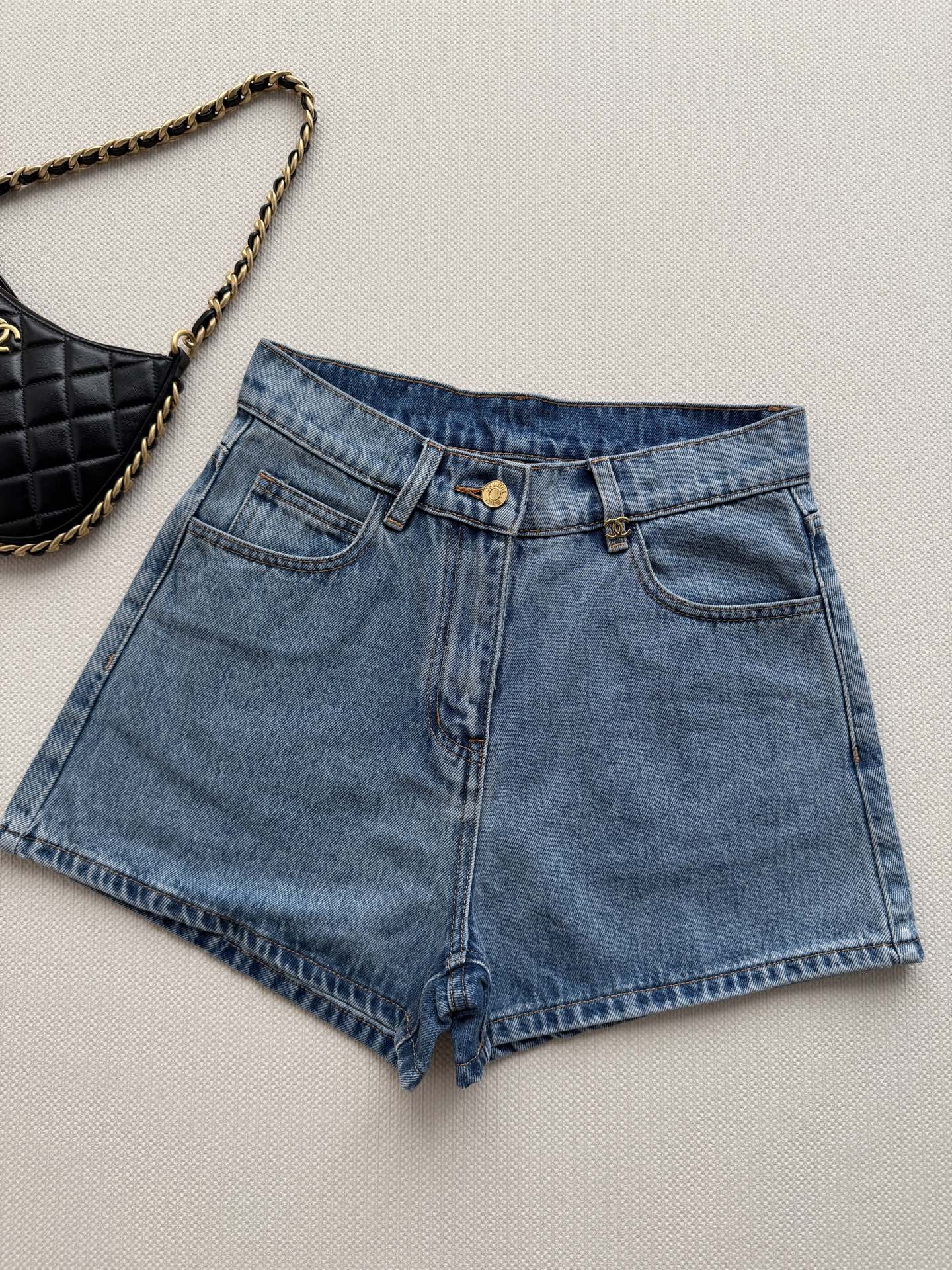 NO:893670,CHANE*26SS new denim shorts are made of heavy-duty washed fabrics, soft and breathable. Suitable for mid-to-high-waisted A-line styles in spring, summer, autumn and winter. They are slim and modify the waistline, friendly to small people, and elongate the leg proportions. Double pockets on the front + metal buttons are practical and detailed. They can be easily matched with T-shirts or shirts for daily commuting and casual outings. You can switch between French niche or American retro styles at will~SML,,chanel,shorts,shirts,tees,t-shirt,19860909CHANE*26SS新款牛仔短裤重工艺水洗面料,柔软透气 春夏秋冬穿超适合中高腰A字版型 显瘦又修饰腰线,对小个子友好,拉长腿部比例正面双口袋+金属纽扣,实用又有细节感.日常通勤、休闲出街都能轻松搭配T恤或衬衫,法式小众or美式复古风随心切换~SML,,chanel,shorts,shirts,tees，t-shirt,,Women's clothing