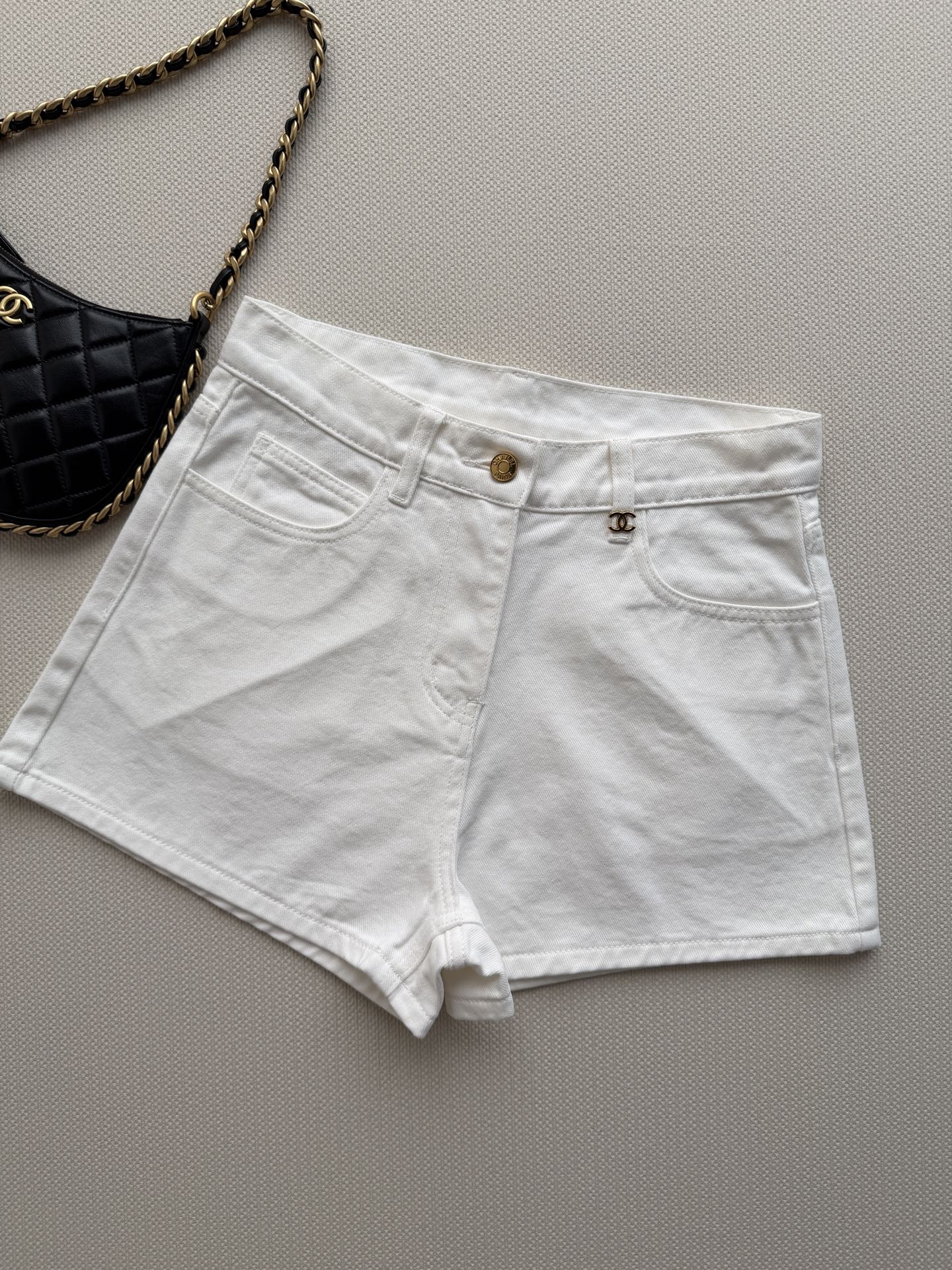 NO:892621,CHANE*26SS new denim shorts made of heavy-duty washed fabric, soft and breathable, perfect for spring, summer, autumn and winter wear in mid-to-high-waisted A-line styles  It looks slim and modifies the waistline, is friendly to small people, elongates the leg proportions, has double front pockets + metal buttons, is practical and has a sense of detail. It can be easily matched with a T-shirt or shirt for daily commuting and casual outings. You can switch between French niche or American retro style at will~SML-, Chanel-clothing, chanel, chanel, shorts, shirts, tees, t-shirt,19860909CHANE*26SS新款牛仔短裤重工艺水洗面料,柔软透气 春夏秋冬穿超适合中高腰A字版型 显瘦又修饰腰线,对小个子友好,拉长腿部比例正面双口袋+金属纽扣,实用又有细节感.日常通勤、休闲出街都能轻松搭配T恤或衬衫,法式小众or美式复古风随心切换~SML-,香奈儿-服装,chanel,chanel,shorts,shirts,tees，t-shirt,,Women's clothing