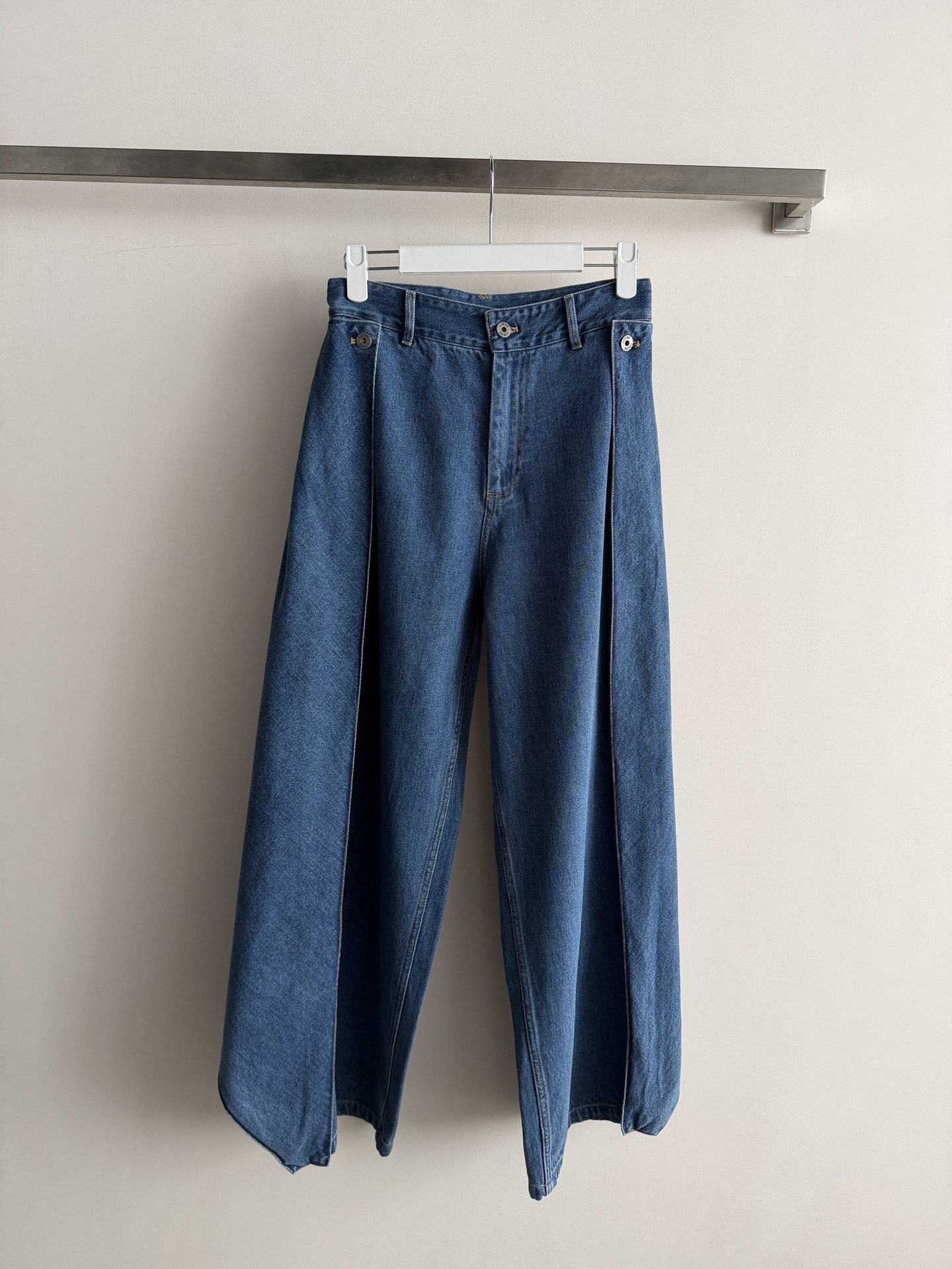 NO:893668,Loew*26 new style wide-leg jeans with washed retro denim fabric. The fabric is soft and thick, and the retro tone is natural and durable. High-waisted version, three-dimensional pleated cut on the front to create a loose bloomer shape. The irregular curved flap design on the back waist is excellent for hiding the flesh. It is paired with a black leather label. The trouser legs are cut with a sense of design. They are neat and not procrastinating, and have a lazy and casual workwear style. SML,, loewe, jeans,19860909Loew*26新款罗立体裁片阔腿牛仔裤水洗复古牛仔面料,面料柔软厚实,复古色调自然耐看 高腰版型,前片立体开褶剪裁,打造宽松灯笼裤型,藏肉效果极佳后腰不规则弧形翻片设计,搭配黑色皮质标签,设计感十足裤脚收口剪裁,利落不拖沓,兼具慵懒随性工装风SML,,loewe,jeans,,Women's clothing