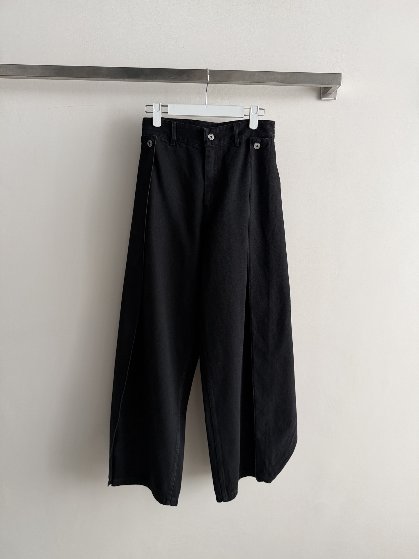 NO:892616,Loew*26 new style Loew wide-leg jeans are made of washed retro denim fabrics. The fabric is soft and thick, and the retro tones are natural and durable. High-waisted version, three-dimensional pleated cut on the front to create a loose bloomer shape. The irregular curved flap design on the back waist is excellent for hiding the flesh. It is matched with a black leather label. The trousers are cuffed with a sense of design. They are neat and not procrastinating, and have a lazy and casual workwear style. SML-, Loewe-clothing, loewe, loewe, jeans,19860909Loew*26新款罗立体裁片阔腿牛仔裤水洗复古牛仔面料,面料柔软厚实,复古色调自然耐看 高腰版型,前片立体开褶剪裁,打造宽松灯笼裤型,藏肉效果极佳后腰不规则弧形翻片设计,搭配黑色皮质标签,设计感十足裤脚收口剪裁,利落不拖沓,兼具慵懒随性工装风SML-,罗意威-服装,loewe,loewe,jeans,,Women's clothing