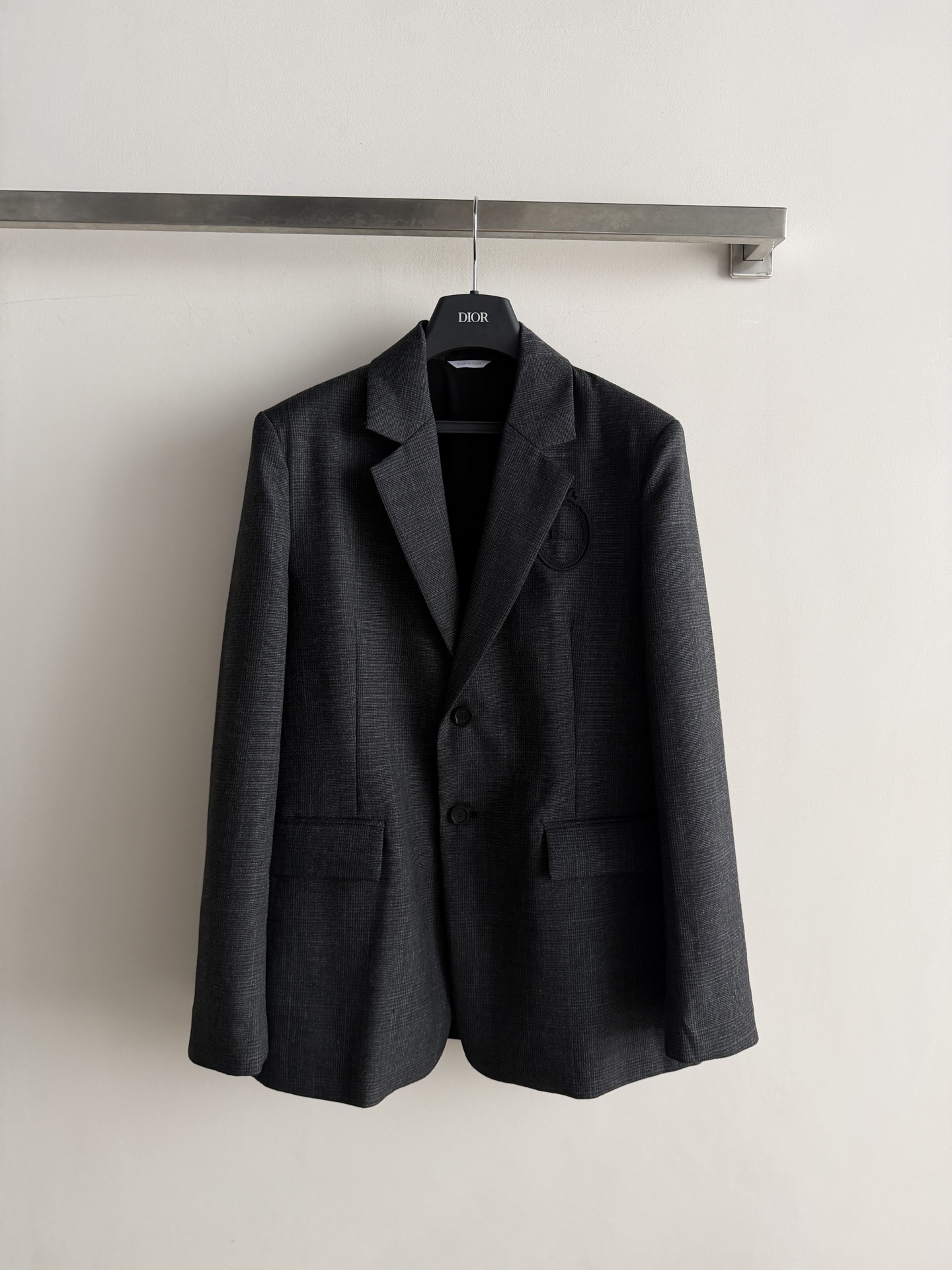 NO:892613,Dio*26's new fine plaid suit jacket is made of high-quality wool blended fabric, with fine plaid texture, stiff and wrinkle-resistant, and high-end texture!  Classic notched lapel collar, two-button placket, retro high-end micro-loose fit, neat and stylish tailoring, left chest patch pocket with logo embroidery decoration. Practical and detailed. Suitable for business occasions or daily commuting. It goes well with shirts or inner wear. It is smart yet fashionable. SML-, Dior-clothing, dior, dior, jackets & coats, shirts, business suit,19860909Dio*26新款细格西装外套采用高品质羊毛混纺面料,细腻格纹肌理,挺括抗皱,质感高级！经典平驳领,两粒扣门襟,复古高级微宽松版型剪裁利落有型不紧绷,左胸贴袋徽标刺绣装饰点缀 实用又有细节感 商务场合或日常通勤都能驾驭 搭配衬衫或内搭都很出彩 干练又不失时尚感SML-,迪奥-服装,dior,dior,jackets & coats,shirts,business suit,,Women's clothing