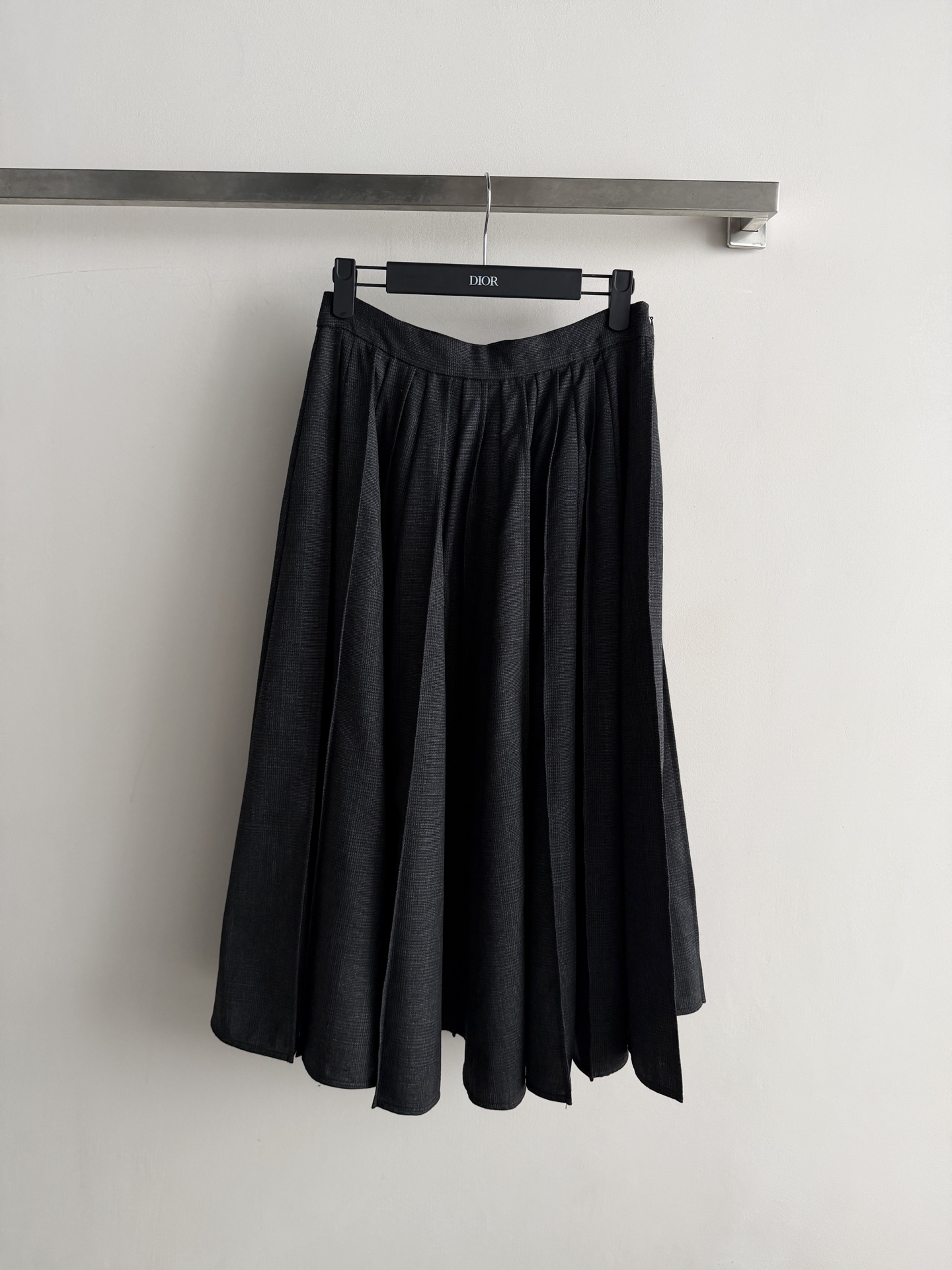 NO:899213,Dio*26's new pleated skirt has elegant wide pleats, making you walk elegantly and smartly, releasing exquisite charm and a high-waisted silhouette that makes you look slimmer and taller!  The cut of moderate length is simple and elegant, with a sense of high-end and artistic temperament, and is very wearable!  SML-, dior, skirts, are all-purpose items in your wardrobe whether you wear them for daily shopping or commuting.19860909Dio*26新款百褶半身裙优雅的宽褶裥,走路飘逸灵动 释放精致魅力高腰廓版型超显瘦显高！长度适中的剪裁简洁大方,自带高级感和文艺气质 实穿度拉满！无论日常逛街通勤穿搭都 衣橱里的万能单品SML-,,dior,skirts,,Women's clothing