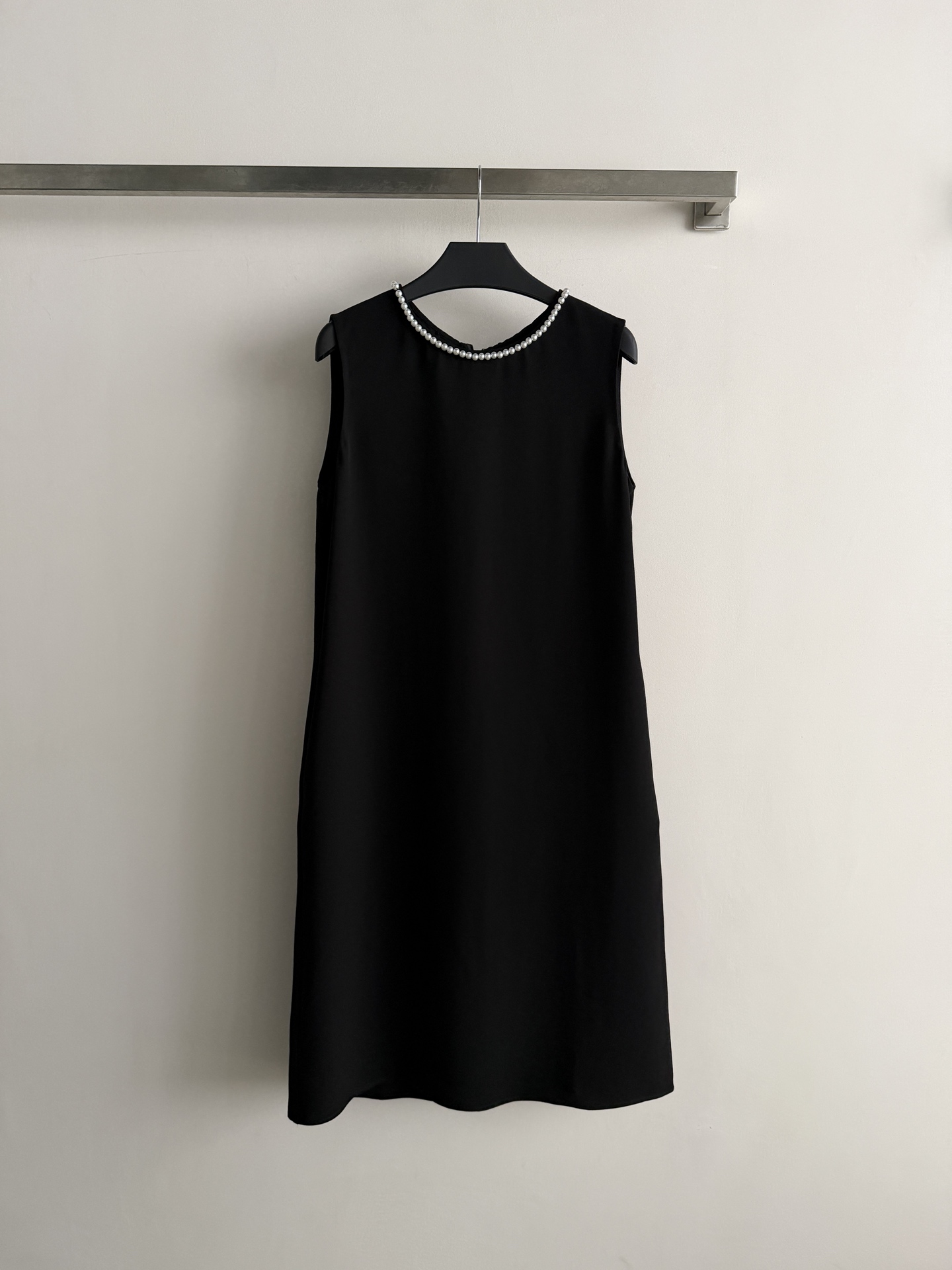NO:899171,The new pearl collar dress is embellished with pearl collar trimmings. The pearl chain slowly hangs down from the back, which brings out the sophistication of the basic style. The acetic acid fabric is not stuffy to wear in summer and has good drape. It has its own texture. The straight and slightly A-line minimalist silhouette is very tolerant!  Covering the crotch and belly does not pick up the figure. The upper body is lazy and comfortable, simple and elegant SML-,,skirts,19860909新款珍珠领连衣裙采用珍珠领口饰边点缀 后背珍珠链条缓缓垂落 把基础款拉出了精致感 醋酸面料夏天穿不闷,垂感好 自带质感 直筒微A字的极简廓形包容性强！遮胯遮肚不挑身材 上身慵懒自在,简约大方SML-,,skirts,,Women's clothing