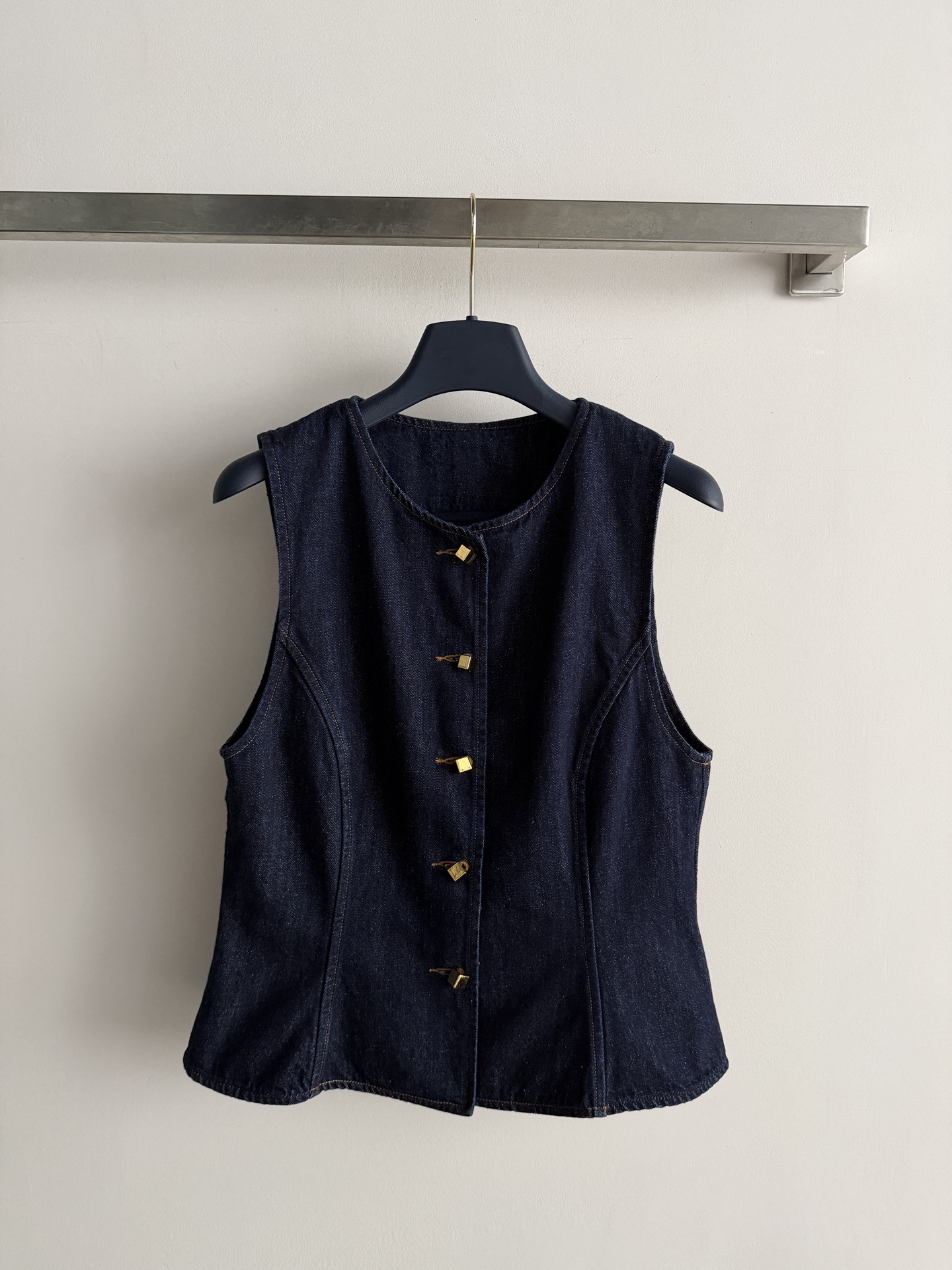 NO:892605,LouisVuitto's latest vest, this dark blue denim vest features a sleeveless round neck design, a single row of metal buttons, is retro and simple. Customized denim fabric. Crisp and stylish, with a slim fit that shows off your body curves. Dark blue is versatile. It is great when layered with T-shirts, shirts or dresses. It can be easily switched between casual or retro styles for daily commuting, outings and parties. It is a practical and fashionable must-have item. SML-, Louis Vuitton-clothing, louis vuitton, louis  vuitton,skirts,shirts,tees,t-shirt,19860909LouisVuitto*新款马甲这款深蓝色牛仔马甲采用无袖圆领设计,单排金属排扣,复古又简约 定制牛仔面料 挺括有型,修身剪裁超显身材曲线深蓝色百搭,叠穿T恤、衬衫或连衣裙都很出彩,轻松切换休闲or复古风日常通勤、踏青、聚会都能轻松驾驭,是实用又时髦的必备单品SML-,路易威登-服装,louis vuitton,louis vuitton,skirts,shirts,tees，t-shirt,,Women's clothing