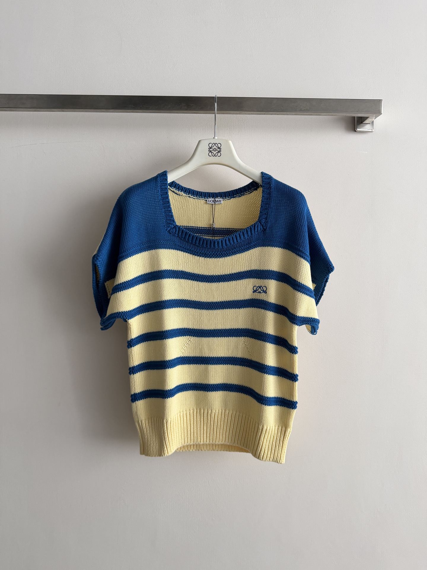 NO:899191,LOEW*'s new contrasting striped square-neck short-sleeved sweater in blue and yellow colors is retro and high-end. The short version reveals the waistline and highlights the body lines. The knitted fabric is soft and breathable~ It is easy to create a casual and fashionable urban relaxed outfit, with a full sense of atmosphere for daily outings. SML-,, loewe, T-shirt,19860909LOEW*新款撞色条纹方领短袖针织衫蓝黄配色复古高级 短款版型展露腰线,凸显身材线条,针织面料柔软透气～轻松打造随性时髦的都市松弛穿搭,日常出街氛围感十足SML-,,loewe,T-shirt,,Women's clothing