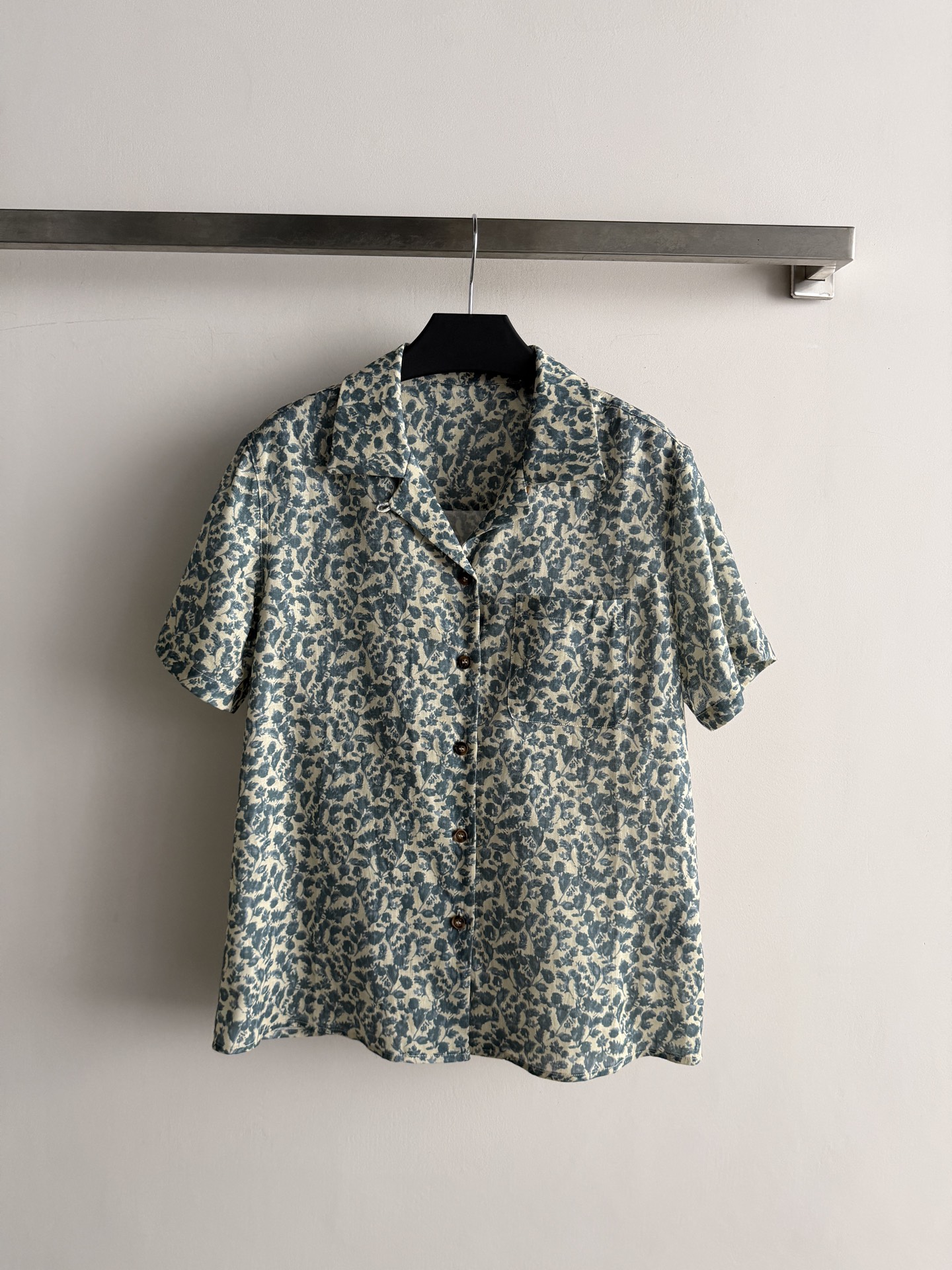 NO:899183,Loro Pian*26SS linen floral shirt is made of linen, the texture is super comfortable to the touch, and it has a cool feeling. It is breathable and comfortable, and it is perfect for summer!  Low saturation gray and blue floral + beige bottom, comes with a retro filter. Gentle and high-end loose lapel short-sleeved cut. It can be easily used for vacation, commuting, and leisure. The French relaxed atmosphere directly fills the air. It is definitely a must-have and versatile item for the summer wardrobe. SML-,, loro piana, shirts, T-shirt,19860909Loro Pian*26SS亚麻碎花衬衫亚麻材质,摸起来的肌理感超舒服,自带凉感 透气又舒适,夏天穿超合适！低饱和灰蓝碎花+米黄底,自带复古滤镜 温柔又高级宽松翻领短袖剪裁 度假、通勤、休闲都能轻松驾驭,法式松弛氛围直接拉满绝对是夏季衣橱必备百搭单品SML-,,loro piana,shirts,T-shirt,,Women's clothing