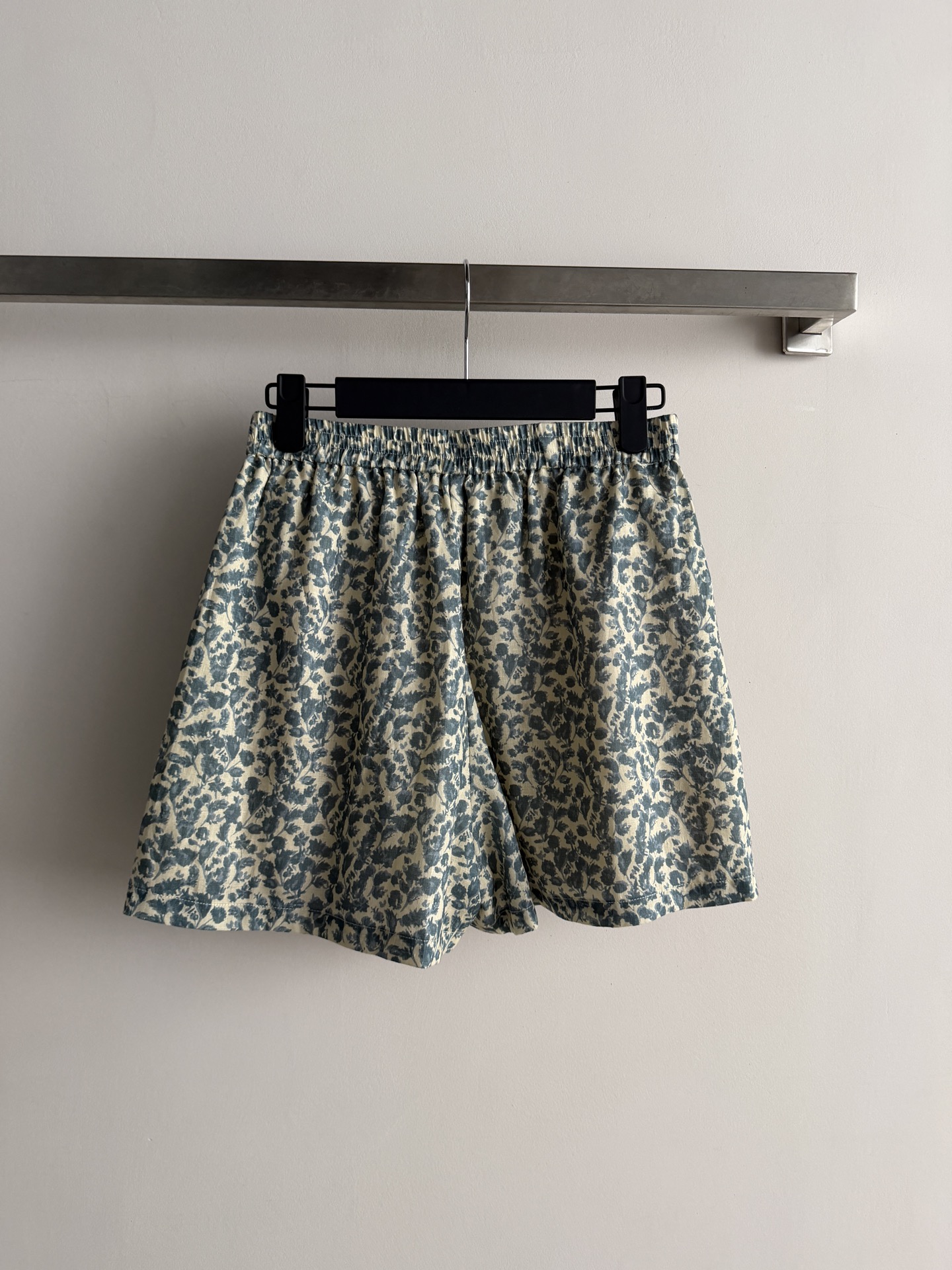 NO:899174,Loro Pian*26SS flax floral elastic pants are made of linen. The texture is super comfortable to the touch and has a cool feeling. It is breathable and comfortable, perfect for summer wear!  Low saturation gray and blue floral + beige bottom, comes with a retro filter. Gentle and high-end elastic high-waisted wide-leg version, which hides thigh flesh, and can be easily controlled by a pear-shaped figure. It looks good with shirts and T-shirts and can be easily managed on vacation, commuting, and leisure. The French relaxed atmosphere directly fills the air. It is definitely a must-have and versatile item for the summer wardrobe. SML-,, loro piana, shirts, tees, t-shirt,19860909Loro Pian*26SS亚麻碎碎花松紧裤亚麻材质,摸起来的肌理感超舒服,自带凉感 透气又舒适,夏天穿超合适！低饱和灰蓝碎花+米黄底,自带复古滤镜 温柔又高级松紧高腰阔腿版型,藏住大腿肉肉,梨形身材也能轻松驾驭,搭配衬衫、T恤都好看度假、通勤、休闲都能轻松驾驭,法式松弛氛围直接拉满绝对是夏季衣橱必备百搭单品SML-,,loro piana,shirts,tees，t-shirt,,Women's clothing