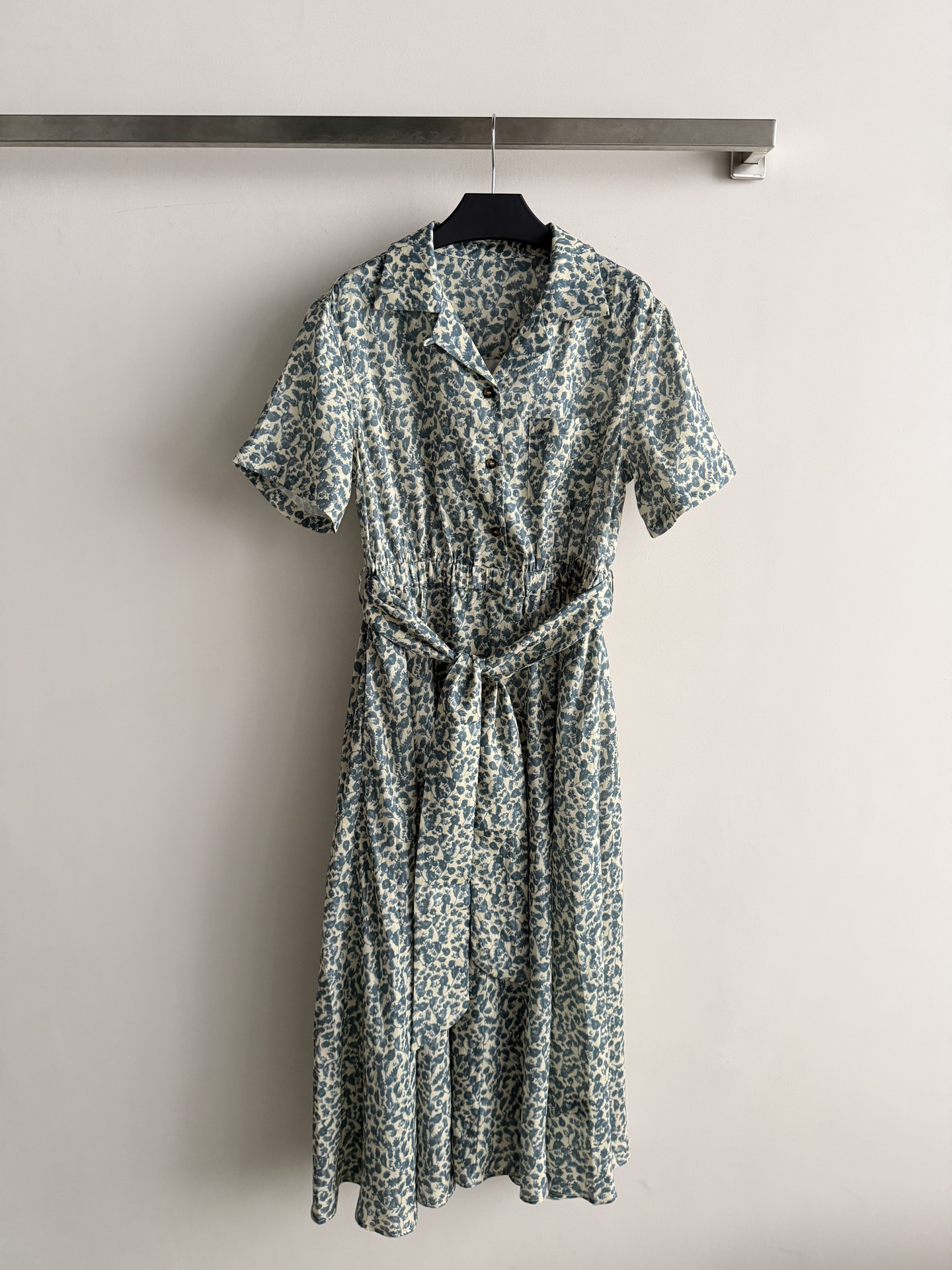 NO:899153,LoroPiana's latest new linen floral shirt dress is pure linen native fabric. The natural texture and high-end feel are visible to the naked eye. The upper body is breathable and comfortable. The classic shirt lapel version is simple and yet stylish. The tie waist design can be tied gently to make the waist appear smaller. The large skirt flutters in the wind, smart and elegant, and the luxurious temperament is directly enhanced!  No matter what body type you are, you can easily control it!  Putting it on, I instantly feel cool and artistic and retro. When I walk on the street, I turn heads very quickly. Whether it is for a date or a trip, it is my first choice in my wardrobe. SML-,,loro piana,skirts,shirts,19860909LoroPiana*新款亚麻碎花衬衫裙纯亚麻原生面料 天然肌理高级感肉眼可见,上身透气舒适经典衬衫翻领版型 简约又不失格调 系带收腰的设计,轻轻一系,小蛮腰立现,大裙摆随风飘动,灵动又飘逸,奢华气质直接拉满 ！无论你是哪种身材,都能轻松驾驭 ！穿上它,我瞬间就自带了清冷文艺复古感,走在街上,回头率超高无论是约会还是出游,都是衣橱首选战袍SML-,,loro piana,skirts,shirts,,Women's clothing