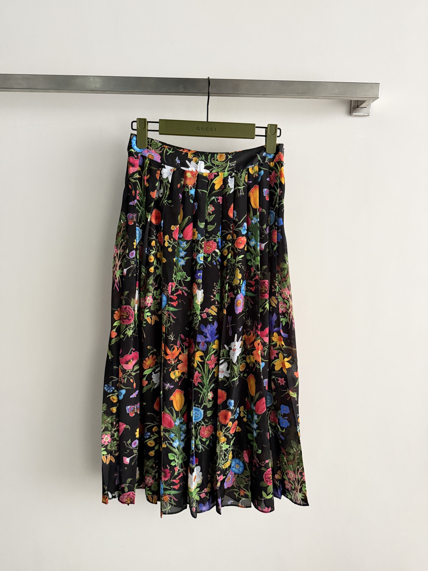 NO:900619,Gucc*26SS series new floral skirt is made of high-quality silk fabric, soft and smooth, super comfortable to wear. The black bottom is fully printed with colorful flowers. It is retro and romantic. It has such a sense of atmosphere. The mid-length A-line version has a side slit design that modifies the leg shape and is fluttering and elegant!  It has a perfect elegance and can be easily worn in daily or formal occasions. It is fashionable and recognizable. It is a must-have popular item in spring and summer. SML, gucci, skirts, real silk,19860909Gucc*26SS系列新款花半裙采用高品质真丝面料,柔软顺滑,穿着超舒适黑色底满满印多彩繁花 复古又浪漫 太有氛围感了中长A字版型侧边开叉设计 修饰腿型又飘动灵逸！优雅气质满分日常或正式场合都能轻松驾驭,时髦又有辨识度,是春夏必入热门单品SML,,gucci,skirts,real silk,,Women's clothing