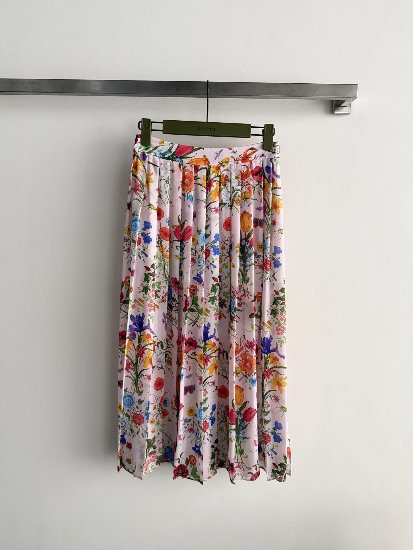 NO:897315,Gucc*26SS series new floral skirt is made of high-quality silk fabric, soft and smooth, super comfortable to wear. The black bottom is fully printed with colorful flowers. It is retro and romantic. It has such a sense of atmosphere. The mid-length A-line version has a side slit design that modifies the leg shape and is fluttering and elegant!  It has perfect elegance and can be easily used in daily or formal occasions. It is fashionable and recognizable. It is a must-have popular item in spring and summer. SML, Gucci-clothing, gucci, gucci, skirts, real silk,19860909Gucc*26SS系列新款花半裙采用高品质真丝面料,柔软顺滑,穿着超舒适黑色底满满印多彩繁花 复古又浪漫 太有氛围感了中长A字版型侧边开叉设计 修饰腿型又飘动灵逸！优雅气质满分日常或正式场合都能轻松驾驭,时髦又有辨识度,是春夏必入热门单品SML,古驰-服装,gucci,gucci,skirts,real silk,,Women's clothing