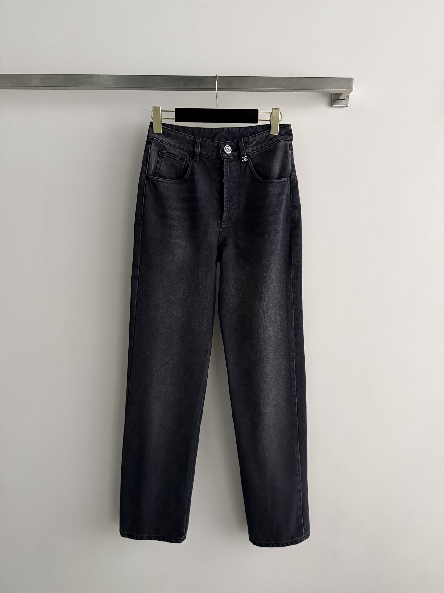NO:897401,CHANE*26SS new straight-leg jeans are made of light blue washed fabric with heavy craftsmanship. They are soft and breathable. They are very suitable for spring, summer, autumn and winter wear with a straight cut to modify the shape of the legs. They are very versatile for daily casual wear. They look great with loose tops or sweaters. The low-mid-waist design is the same trend as Jennie. It is a must-have for fashionistas. It can easily create a casual and high-end sense. It can be easily used for airport street photography and daily outings!  It’s a versatile must-have item for summer!  Size36.38.40-,Chanel-clothing,chanel,chanel,jeans,19860909CHANE*26SS新款直筒牛仔裤重工艺浅蓝水洗面料,柔软透气 春夏秋冬穿超适合直筒剪裁修饰腿型,日常休闲穿搭超百搭,随便配宽松上衣或针织衫都很出彩低中腰设计是Jennie同款潮流,时尚达人必备,轻松打造随性高级感,机场街拍、日常出街都能轻松驾驭！是夏季百搭必备单品！Size36.38.40-,香奈儿-服装,chanel,chanel,jeans,,Women's clothing