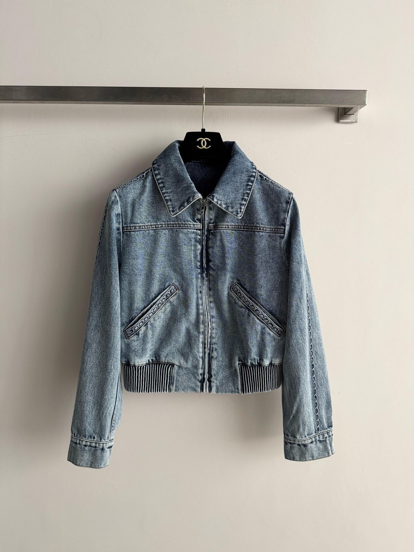 NO:901658,CHANE*26FW new denim jacket is made of high-quality washed denim, with a classic lapel zipper design, casual and fashionable!  The cuffs and hem are ribbed for a comfortable fit. There are exquisite embroideries on the edges of the body and pockets. The details are perfect for daily commuting and leisure. Pair it with jeans or casual pants, casual and stylish, and easily get a high-end feel. SML-,,chanel,jeans,jackets & coats,19860909CHANE*26FW新款牛仔外套采用高品质水洗牛仔布,经典的翻领拉链设计,休闲又时髦！袖口和下摆罗纹收口,舒适贴合 衣身和口袋边缘有精致刺绣,细节满分日常通勤、休闲都能轻松驾驭,搭配牛仔裤或休闲裤,随性又有型,轻松get高级感SML-,,chanel,jeans,jackets & coats,,Women's clothing
