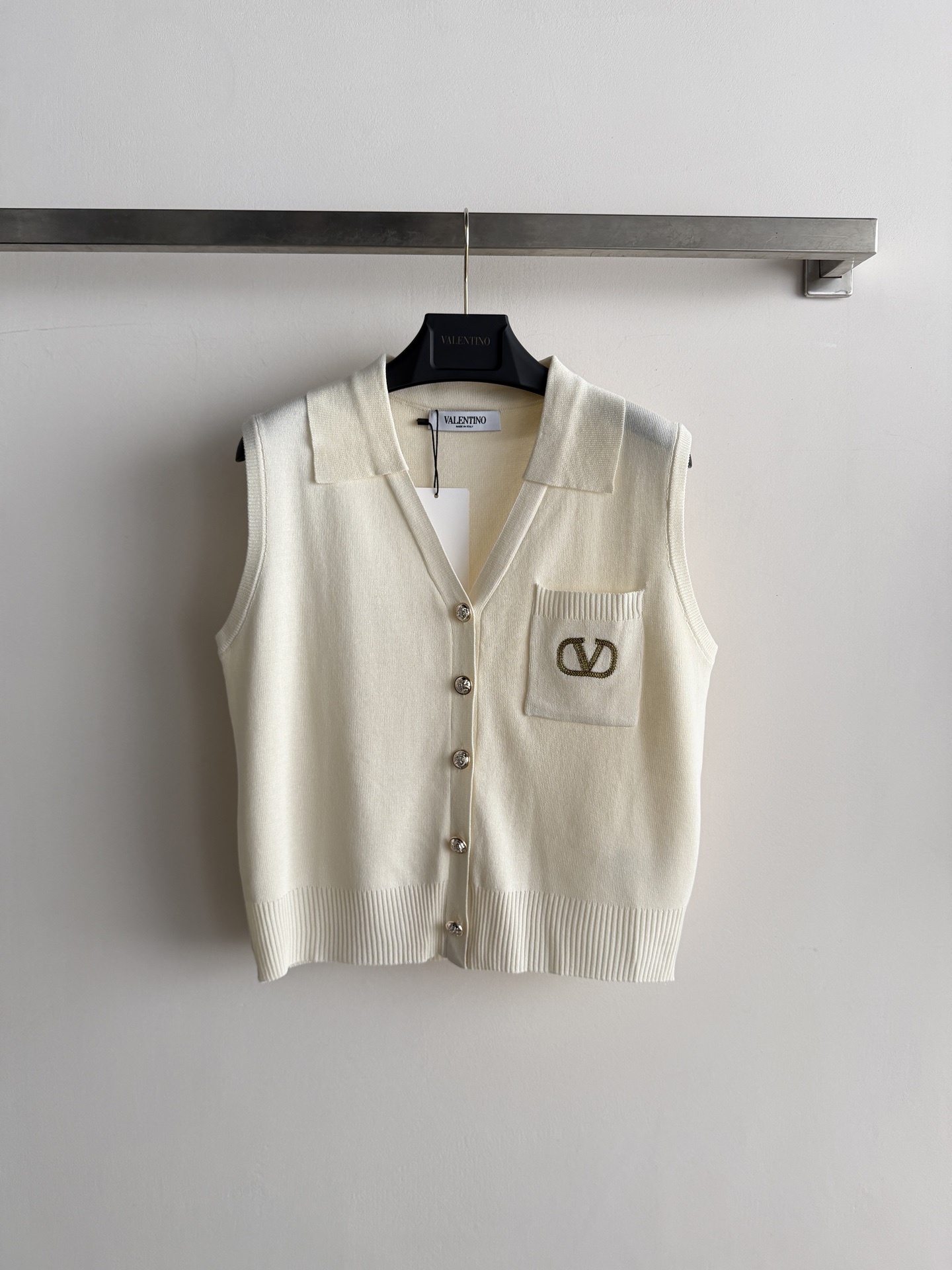NO:906325,Valentin*'s new logo embroidered lapel knitted vest, V-neck single row of gold buttons + left chest pocket, gold brand embroidery on the pocket. Regular fit, easy to wear with white wide-leg pants + loafers/sandals - the most classic combination, clean and neat, suitable for commuting and dating. SML,,valentino,loafers,sandals,19860909Valentin*新款logo刺绣翻领针织马甲,V领单排金色纽扣+左胸口袋,口袋上有金色品牌刺绣常规版型好驾驭搭白色阔腿裤+乐福鞋/凉鞋——最经典的组合,上深下浅干净利落,通勤约会都合适.SML,,valentino,loafers,sandals,,Women's clothing