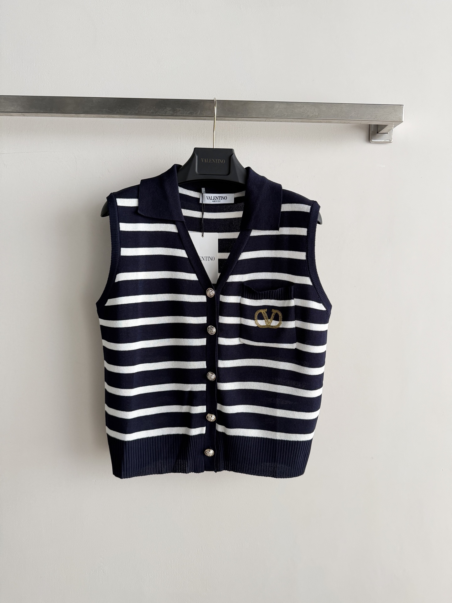 NO:906351,Valentin*'s new logo embroidered lapel knitted vest, striped V-neck single row of gold buttons + left chest pocket, gold brand embroidery on the pocket. The regular fit is easy to wear with white wide-leg pants + loafers/sandals - the most classic combination, dark and light at the top, clean and neat, suitable for commuting and dating. SML,,valentino,loafers,sandals,19860909Valentin*新款logo刺绣翻领针织马甲,条纹V领单排金色纽扣+左胸口袋,口袋上有金色品牌刺绣常规版型好驾驭搭白色阔腿裤+乐福鞋/凉鞋——最经典的组合,上深下浅干净利落,通勤约会都合适.SML,,valentino,loafers,sandals,,Women's clothing