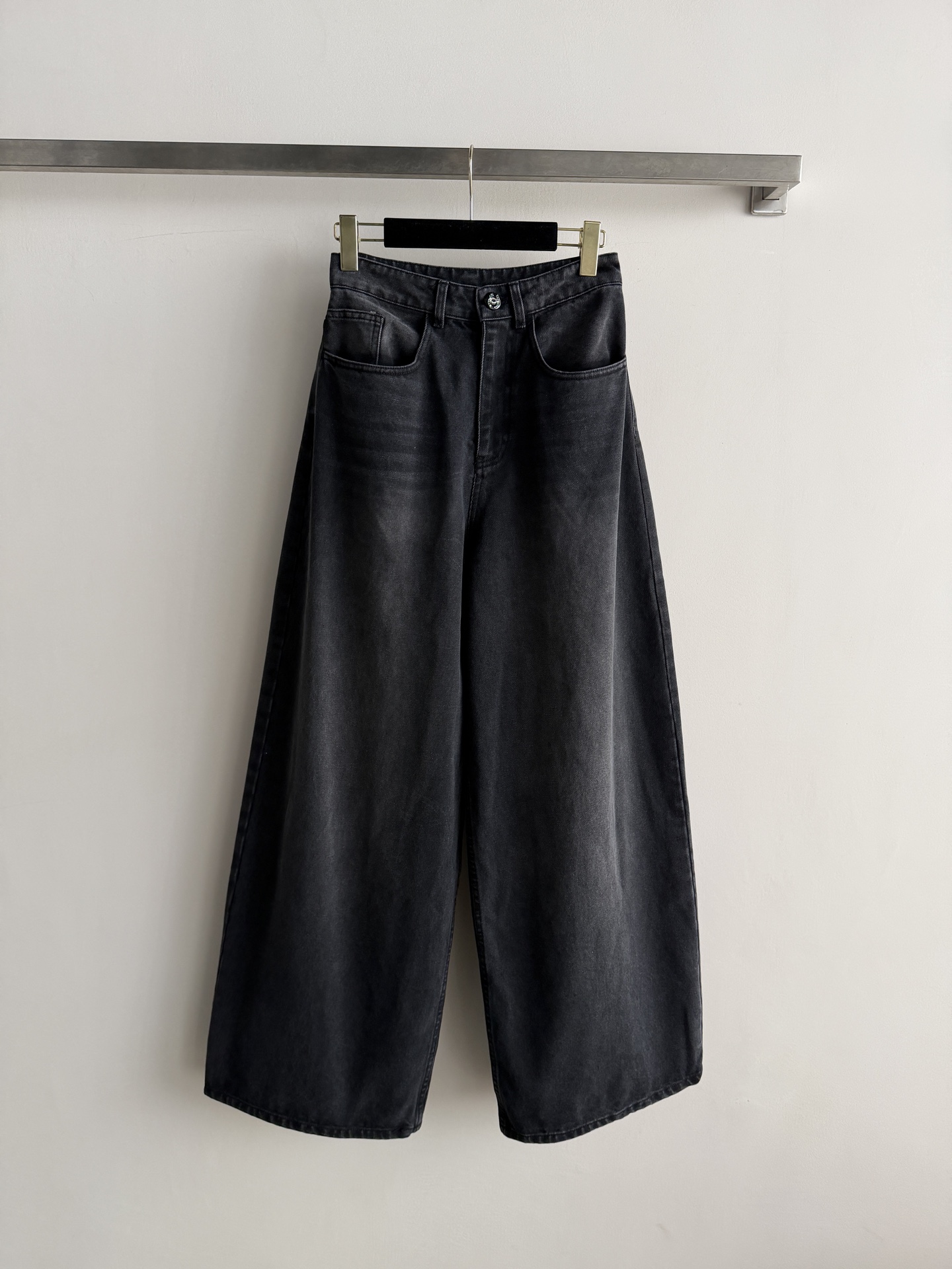 NO:906322,The new Chane*26 high-waisted wide-leg jeans are made of black and gray washed fabrics. They are very suitable for spring, summer, autumn and winter. The high-waist + loose wide-leg design is fashionable and flatters the leg shape, and is friendly to pear-shaped figures. There is logo embroidery on the back pocket, full of details, and a full sense of brand. Pair it with a short top or belt to easily create a fashionable daily look. It is a must-have item for summer!  Size36.38.40!  ,,chanel,jeans,19860909新款Chane*26高腰阔腿牛仔裤,黑灰水洗面料,春夏秋冬穿超适合高腰+宽松阔腿设计,时髦又修饰腿型,梨形身材友好.后袋有Logo刺绣,细节满分,品牌感十足.搭配短上衣或腰带,轻松打造时髦日常look,是夏季百搭必备单品！Size36.38.40！,,chanel,jeans,,Women's clothing