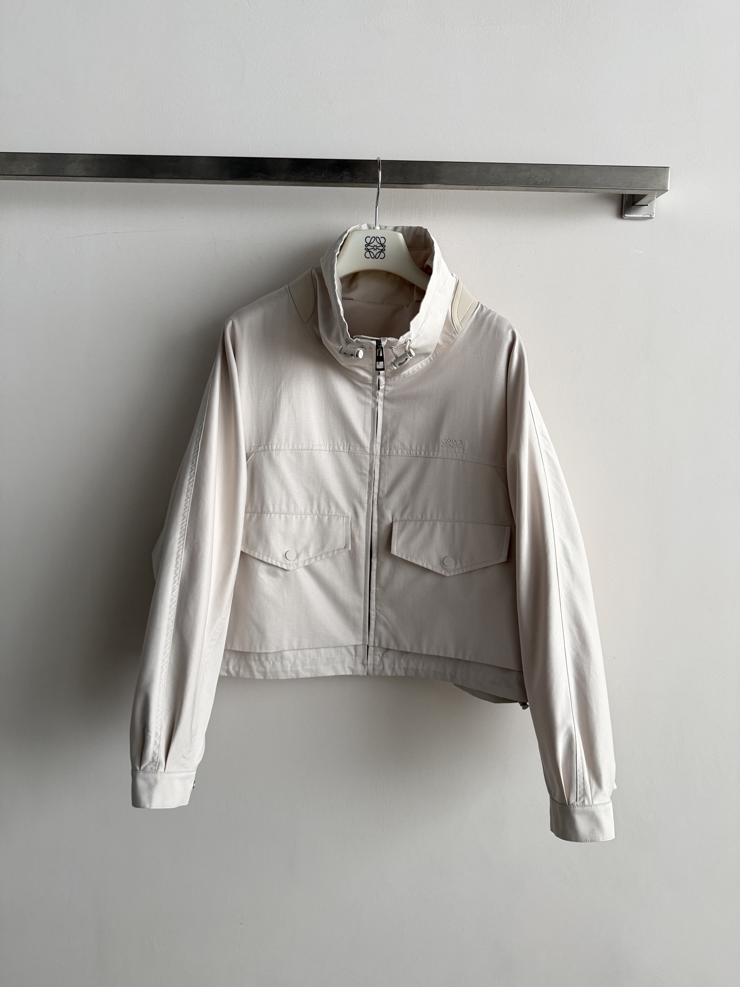 NO:907207,LOEW*'s new stand-up zipper work jacket has double patch pocket design, hem drawstring design, and can be adjusted at will. The dropped shoulder sleeves are loose and fit-free. The fabric is cotton twill, which is stiff but drapey. The upper body is cool and handsome without being too tough. The matching idea is very clear. Wear it with wide-leg jeans + canvas shoes/moral shoes - the most daily combination, relaxed and casual. Pair it with an A-line skirt - short at the top and long at the bottom, showing long legs and a sense of layering!  SML,,loewe,skirts,jeans,jackets & coats,19860909LOEW*新款立领拉链工装夹克,双贴袋设计,下摆抽绳设计,可随意调节落肩袖版型宽松不挑身材.面料是棉质斜纹布,挺括但有垂感,上身有酷帅感又不会太硬朗.搭配思路很清晰,搭阔腿牛仔裤+帆布鞋/德训鞋——最日常的组合,松弛随性.搭A字半裙——上短下长,显腿长又有层次感！SML,,loewe,skirts,jeans,jackets & coats,,Women's clothing