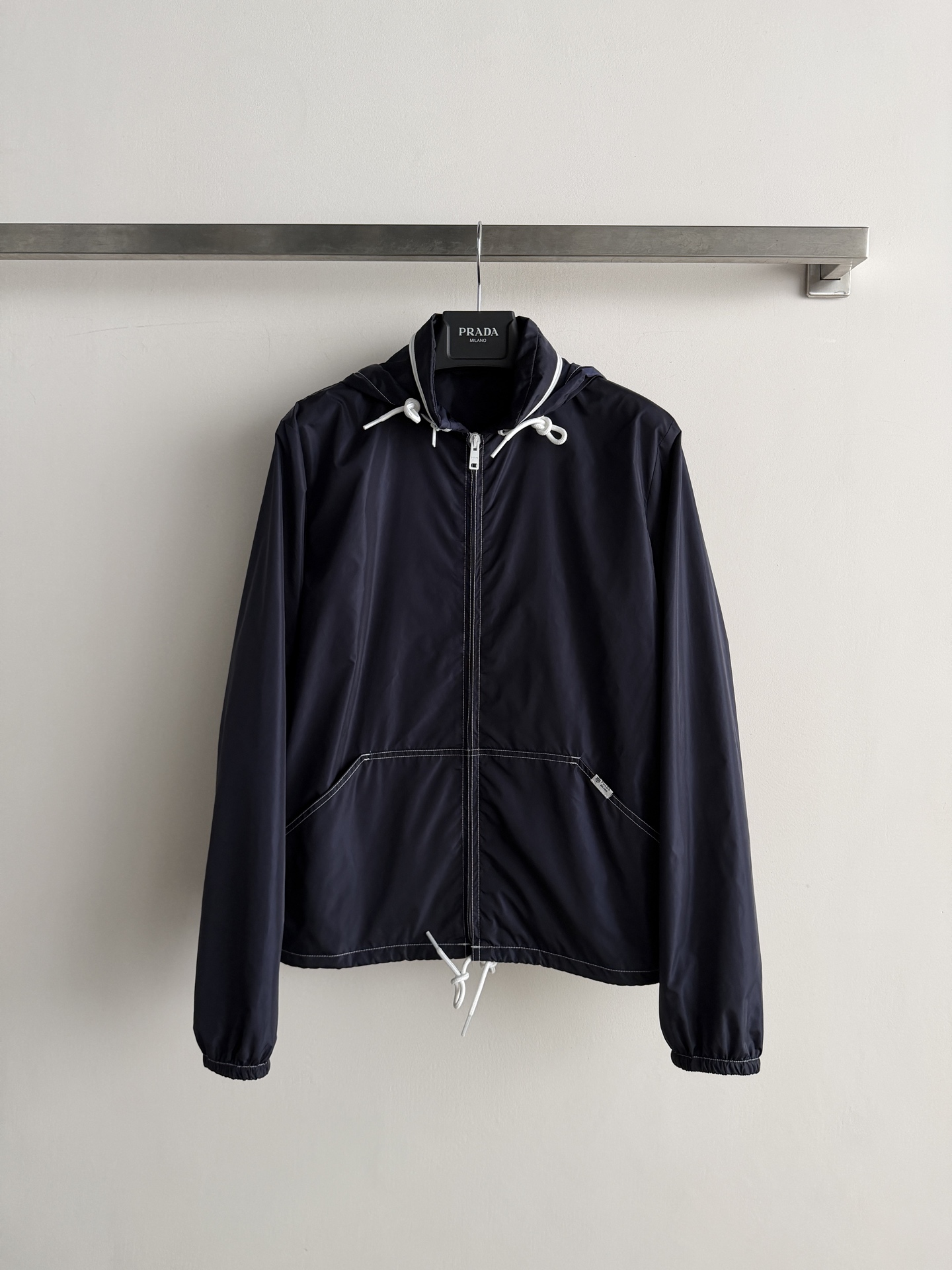 NO:907196,Prad*'s new navy blue nylon jacket is lightweight and windproof, with white topstitching outlining clean lines, simple and detailed. Hooded + drawstring design, practical and fashionable, zipper opening and closing is super convenient, and the pockets on both sides are stress-free for daily storage. Navy blue is low-key and versatile, and can be easily matched with various styles, whether it is citywalk or date, it is outstanding~SML,, prada, jackets & coats, hats,19860909Prad*新款藏青色尼龙外套,轻便防风,白色明线勾勒利落线条,简约又有细节感.连帽+抽绳设计,实用又时髦,拉链开合超方便,两侧口袋日常收纳无压力.藏青色低调百搭,轻松搭配各种风格,无论citywalk还是约会都很出彩～SML,,prada,jackets & coats,hats,,Women's clothing