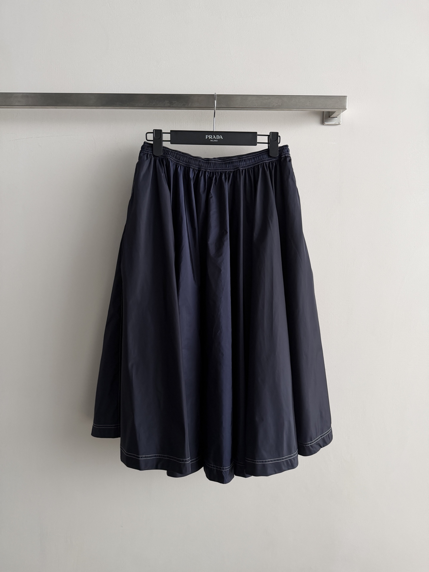 NO:907185,Prad*26 new nylon work skirt, light and durable, dark blue with white thread decoration, simple and detailed. High waist elastic design, comfortable and inclusive, A-line skirt modifies the leg shape, suitable for daily commuting or leisure. Nylon material is easy to care for, match with shirts, sweaters or series of jackets, easy to switch between multiple styles, it is a practical and fashionable versatile item! SML,, prada, skirts, jackets & coats, shirts,19860909Prad*26新款尼龙工装半身裙,轻便耐用,深蓝色搭配白色线装饰,简约又有细节感.高腰松紧设计,舒适包容,A字裙摆修饰腿型,日常通勤或休闲都很适合.尼龙材质易打理,搭配衬衫,针织衫或系列外套,轻松切换多种风格,是实用又时髦的百搭单品!SML,,prada,skirts,jackets & coats,shirts,,Women's clothing