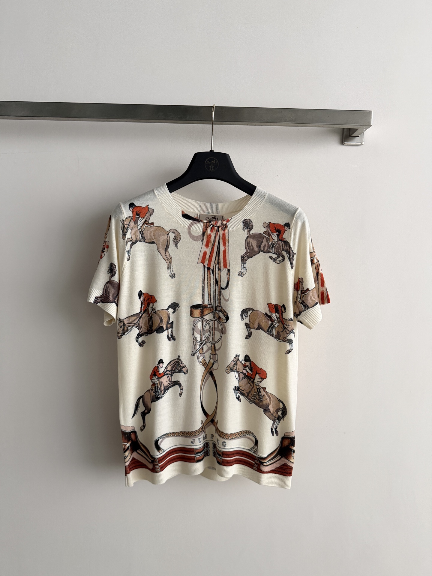 NO:899389,Herme's latest series of printed sweaters with riding print patterns are rich in color and full of artistic sense. The regular version can be easily worn every day and looks great with simple trousers or skirts. SML-, Hermès-clothing, hermes, hermes, skirts,19860909Herme*新款系列印花针织衫骑马印花图案色彩丰富,艺术感满满常规版型日常都能轻松驾驭,搭配简约裤装或裙装都很出彩SML-,爱马仕-服装,hermes,hermes,skirts,,Women's clothing