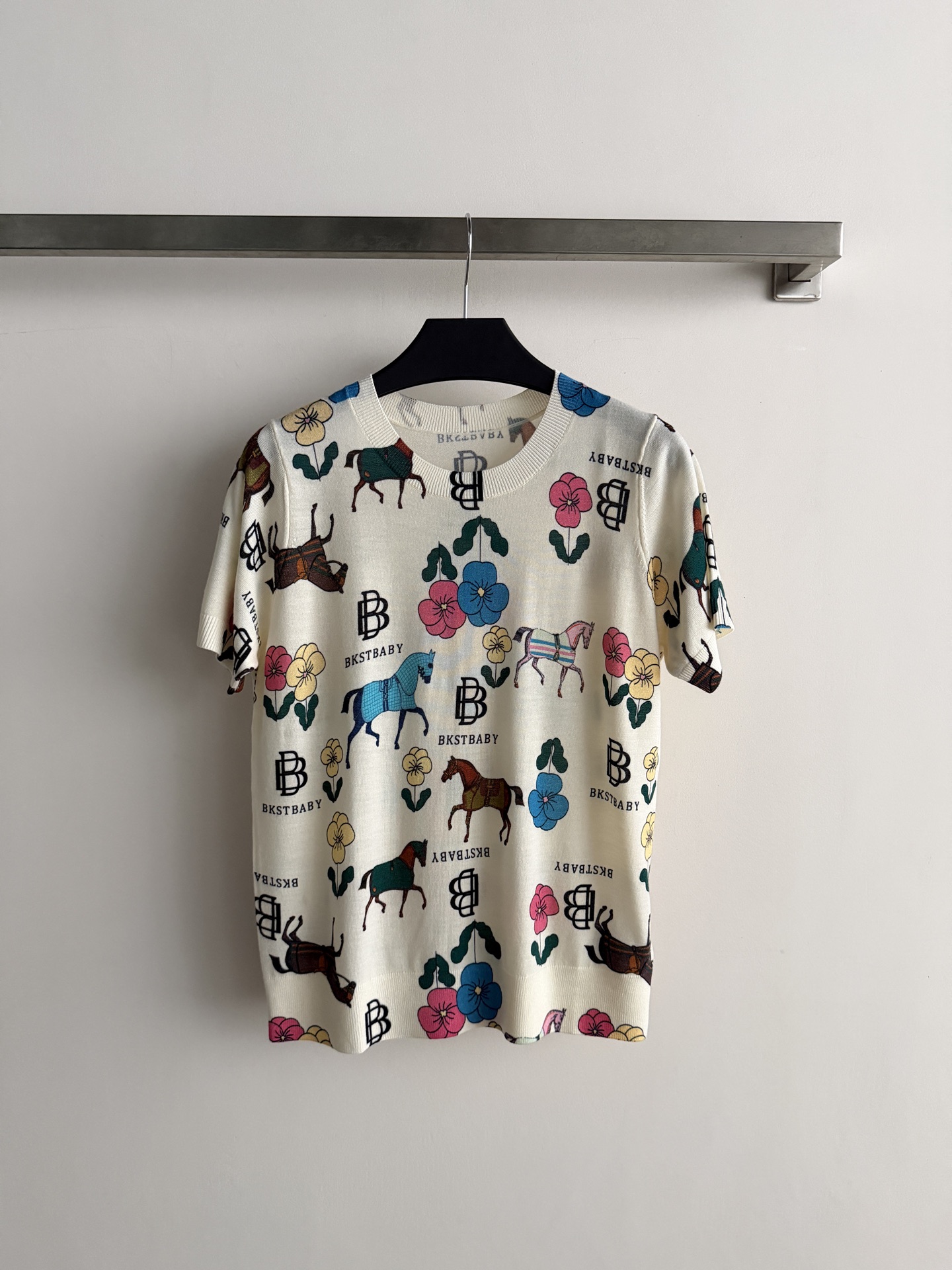 NO:899394,The new series of printed sweaters have horseback riding prints with rich colors and embellished flowers with an artistic touch. The regular version can be easily worn every day and looks great with simple trousers or skirts. SML-, Hermès-clothing, hermes, skirts,19860909新款系列印花针织衫骑马印花图案色彩丰富,点缀花朵艺术感满满常规版型日常都能轻松驾驭,搭配简约裤装或裙装都很出彩SML-,爱马仕-服装,hermes,skirts,,Women's clothing