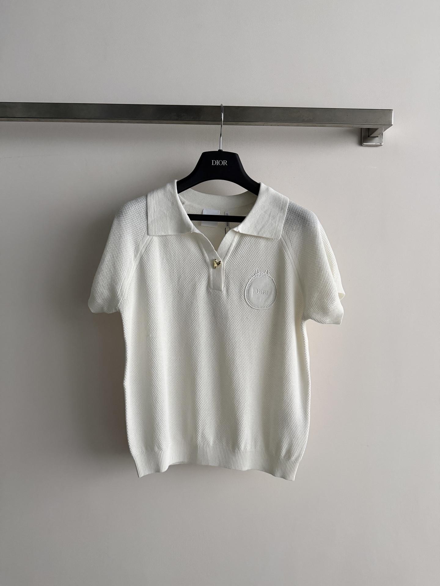NO:908917,Dio*2026 new spring and summer Polo sweater, the upper body is breathable and soft, super comfortable to wear in summer!  Exquisitely embroidered logo on the chest, low-key yet recognizable regular fit, easily showing off body curves, looks great with jeans or skirts, can be easily used for daily commuting and leisure, it is a practical and fashionable versatile item!  Three-color SML,,dior,skirts,jeans,19860909Dio*2026春夏新款Polo针织衫,上身透气又柔软,夏天穿超舒服！胸前精致刺绣Logo,低调又有辨识度常规版型,轻松展现身形曲线,搭配牛仔裤或裙装都很出彩,日常通勤、休闲都能轻松驾驭,是实用又时髦的百搭单品！三色SML,,dior,skirts,jeans,,Women's clothing