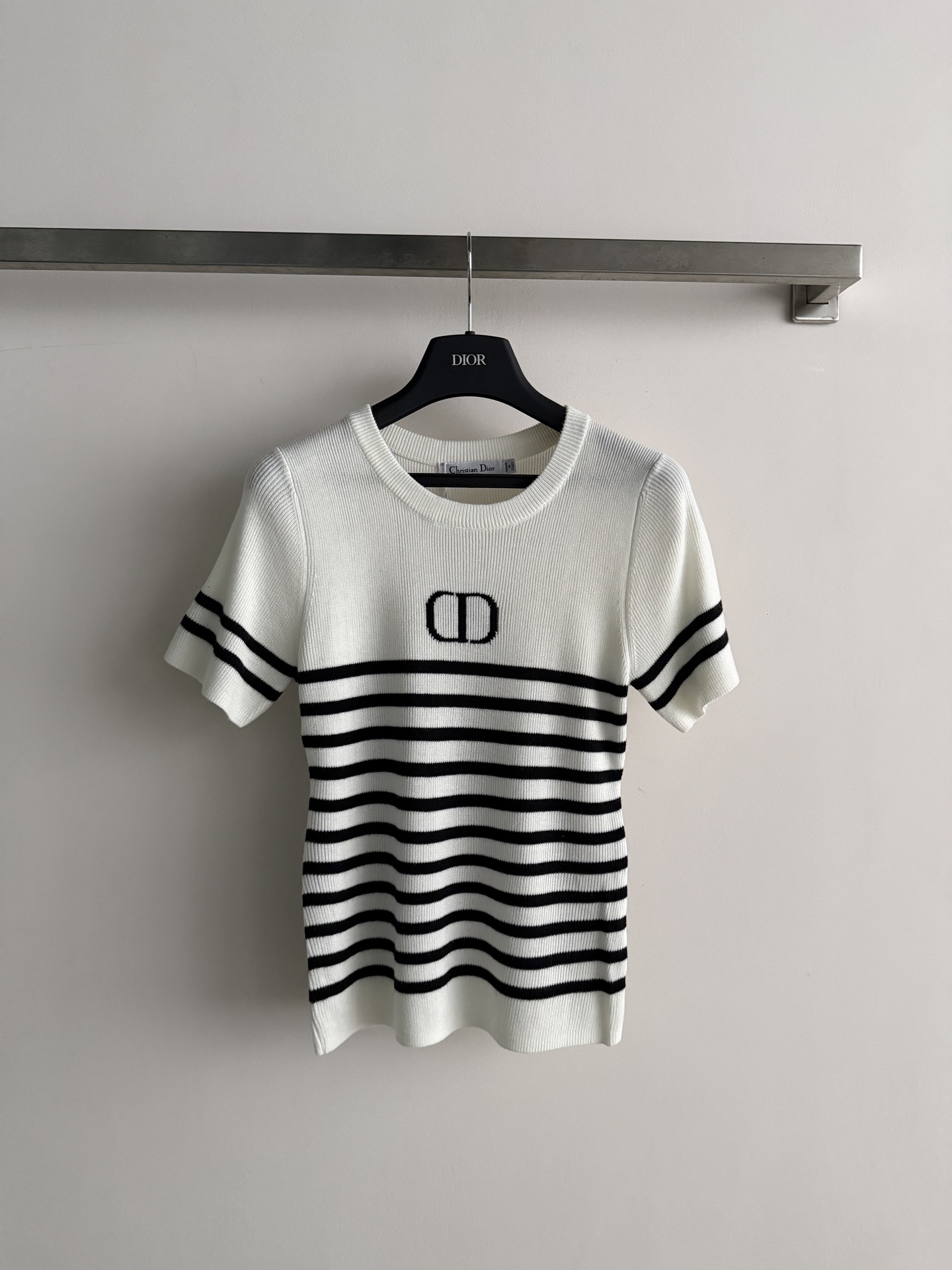 NO:908912,Dio*26 new spring and summer striped knitted short-sleeves. The Logo on the chest is low-key and recognizable. The fabric is stretchy and not easy to deform. It is comfortable and comfortable against the skin without foreign body feeling. The classic stripes are timeless and match with jeans or skirts. You can easily get a high-end relaxed feeling. It is suitable for daily commuting and leisure ~ three-color SML, dior, skirts, jeans, T-shirt,19860909Dio*26春夏新款条纹针织短袖,胸前Logo低调又有辨识度面料有弹力好不易变形.贴肤舒适无异物感,经典条纹不过时搭配牛仔裤或半裙,轻松get高级松弛感,日常通勤、休闲都很适合～三色SML,,dior,skirts,jeans,T-shirt,,Women's clothing