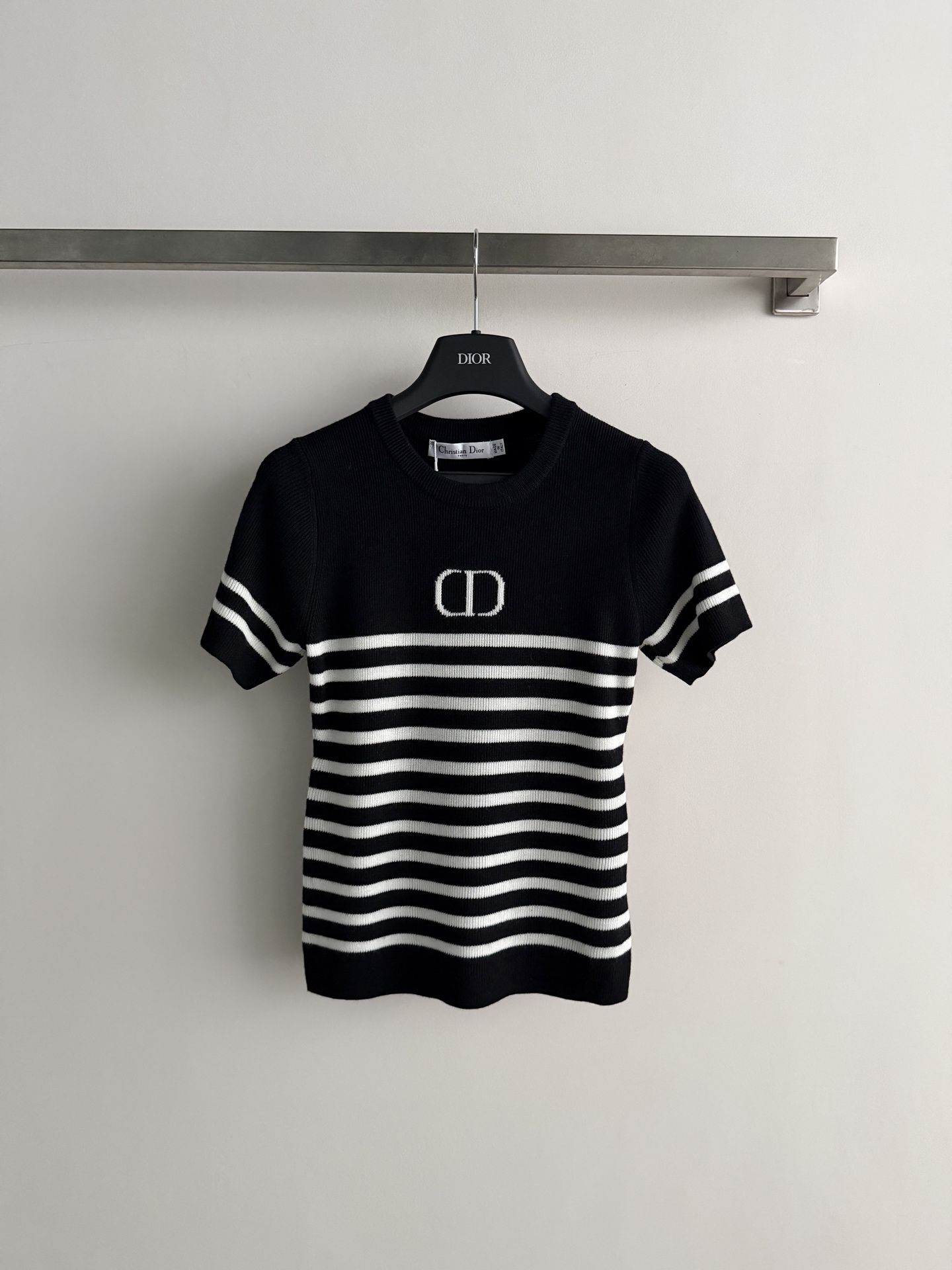 NO:899408,Dio*26 new spring and summer style striped knitted short-sleeves. The logo on the chest is low-key and recognizable. The fabric is stretchy and not easy to deform. It is comfortable and comfortable against the skin without foreign body feeling. The classic stripes are timeless and match with jeans or skirts. You can easily get a high-level relaxed feeling. It is suitable for daily commuting and leisure ~ three-color SML, Dior-clothing, dior, dior, skirts, jeans, T-shirt,19860909Dio*26春夏新款条纹针织短袖,胸前Logo低调又有辨识度面料有弹力好不易变形.贴肤舒适无异物感,经典条纹不过时搭配牛仔裤或半裙,轻松get高级松弛感,日常通勤、休闲都很适合～三色SML,迪奥-服装,dior,dior,skirts,jeans,T-shirt,,Women's clothing