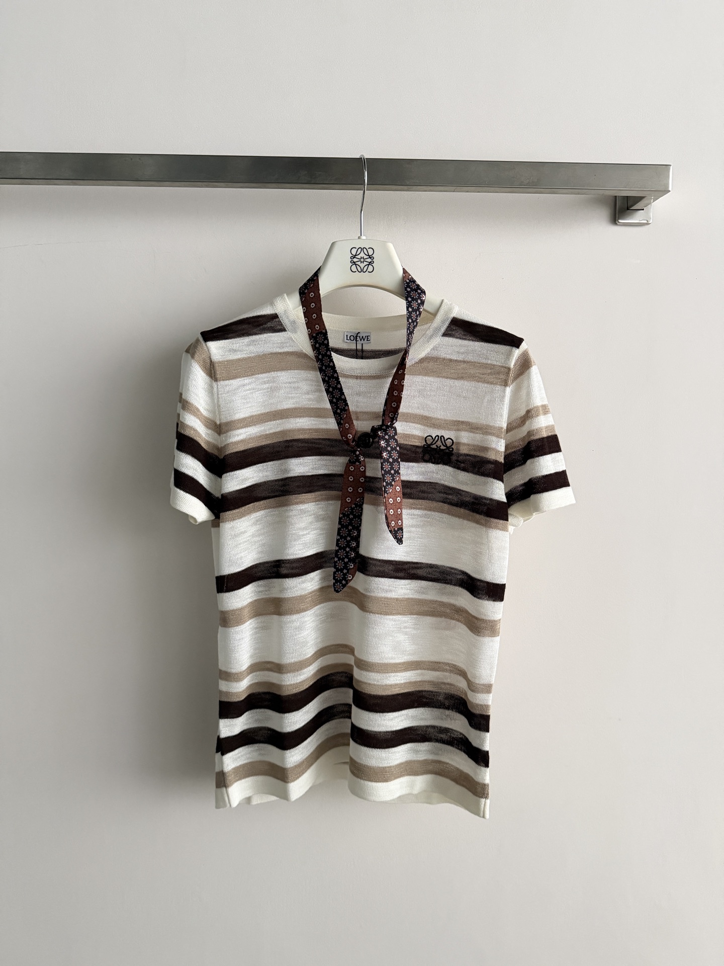 NO:908907,Loew's latest round-neck striped sweater, the contrasting stripe design is super vibrant, and the light and breathable fabric makes it super comfortable to wear in summer!  The brand embroidery on the chest + scarf embellishment is full of elegance. The details are super trendy and individual. It can be easily worn in daily casual or street style. It looks great with jeans and shorts!  Two-color SML,,loewe,shorts,jeans,19860909Loew*新款圆领条纹针织衫,撞色条纹设计超有活力,轻薄透气面料,夏天穿超舒服！胸前品牌刺绣+领巾点缀,优雅感满满,细节超加分潮流与个性兼具,日常休闲或街头风都能轻松驾驭,搭配牛仔裤、短裤都很出彩！两色SML,,loewe,shorts,jeans,,Women's clothing