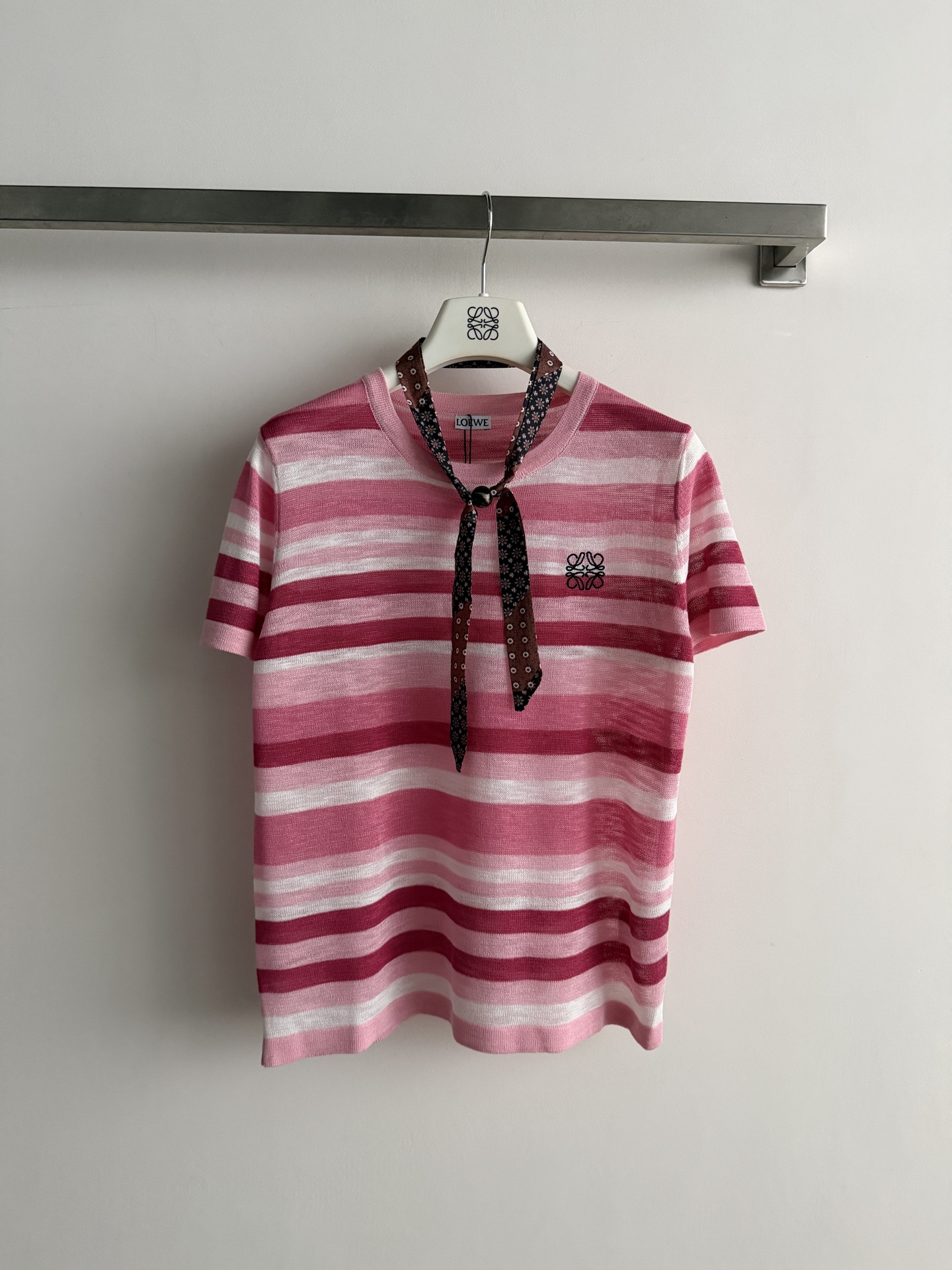 NO:899906,Loew's latest round-neck striped sweater, the contrasting stripe design is super vibrant, and the light and breathable fabric makes it super comfortable to wear in summer!  The brand embroidery on the chest + scarf embellishment is full of elegance. The details are super trendy and individual. It can be easily worn in daily casual or street style. It looks great with jeans and shorts!  Two-color SML, Loewe-clothing, loewe, loewe, shorts, jeans,19860909Loew*新款圆领条纹针织衫,撞色条纹设计超有活力,轻薄透气面料,夏天穿超舒服！胸前品牌刺绣+领巾点缀,优雅感满满,细节超加分潮流与个性兼具,日常休闲或街头风都能轻松驾驭,搭配牛仔裤、短裤都很出彩！两色SML,罗意威-服装,loewe,loewe,shorts,jeans,,Women's clothing