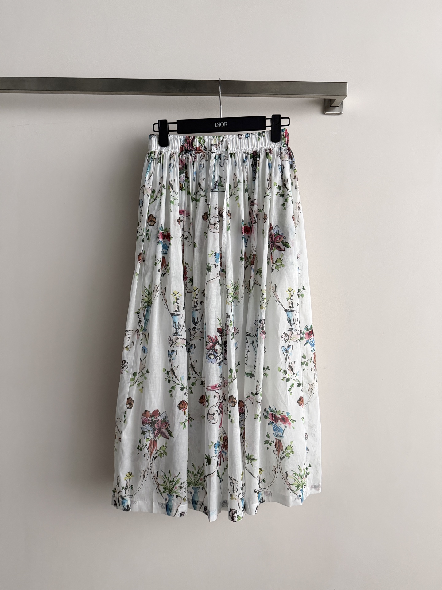 NO:899892,Dio*'s new printed skirt has a white base, all-over flowers, vases, and vines prints, and a soft color with a watercolor texture. It has an elasticated high waist and a large A-line skirt, which flatters the figure and shows good proportions. The fabric is crisp and drapey, making it elegant and cool to wear in summer. It looks great with a solid color T or shirt, and is great for vacations, going out, and taking photos. SML, Dior-clothing, dior, dior, skirts, shirts,19860909Dio*新款印花半裙白色底,满版花卉、花瓶、藤蔓印花,带水彩画质感的柔和配色.松紧高腰,A字大裙摆,修饰身材显比例好.面料挺括有垂感,夏天穿飘逸凉爽.搭纯色T或衬衫就很好看,度假、出街、拍照都很出片.SML,迪奥-服装,dior,dior,skirts,shirts,,Women's clothing