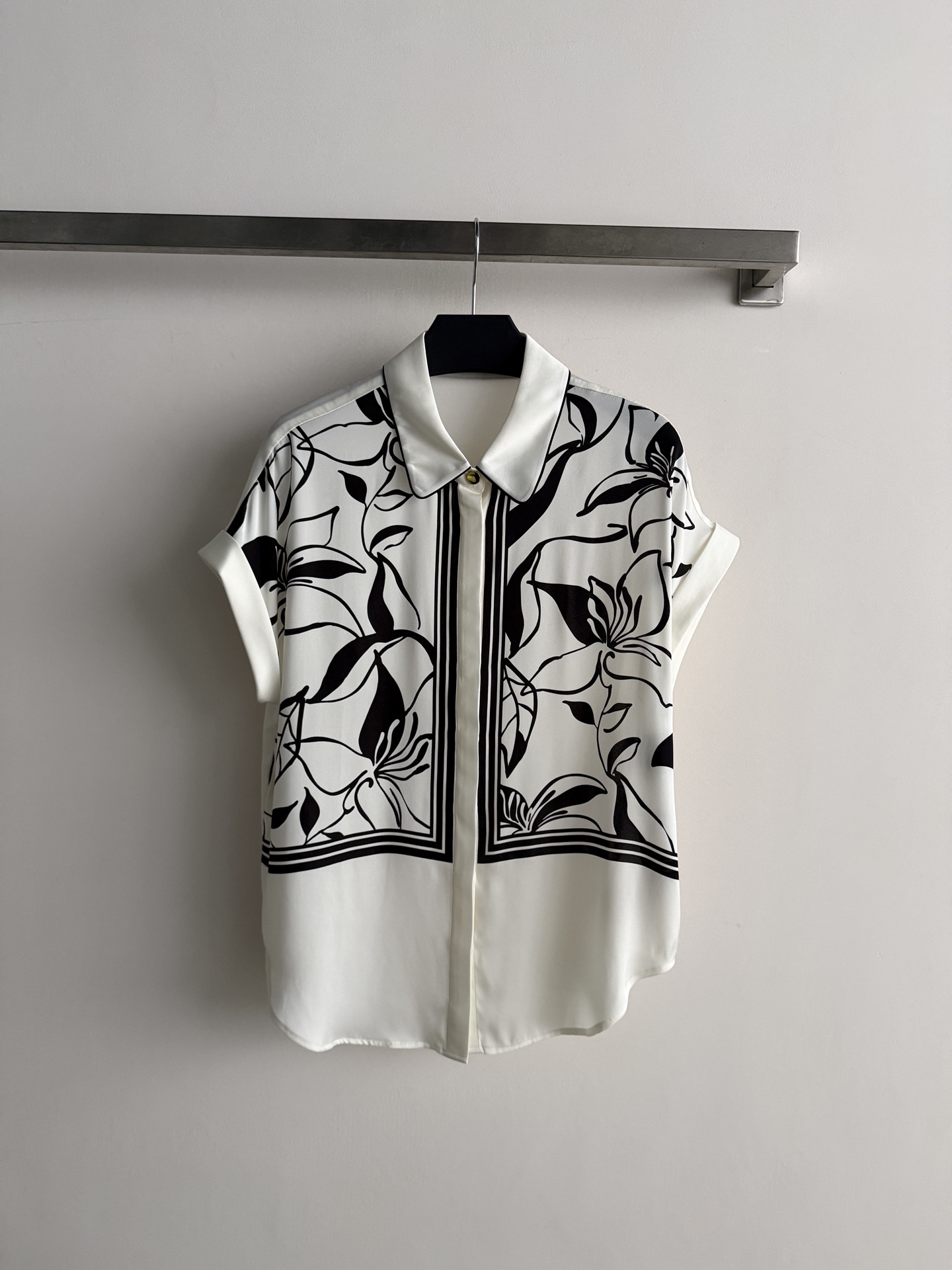 NO:899899,NAERS* (Naers) black and white floral silk shirt. Lapel button style, black and white line drawing flowers cover the front placket, vertical stripes decoration on both sides of the placket. The fabric has strong luster, short-sleeved straight version. The black and white color combination is classic and versatile, retro and a little wild, it looks good with wide-leg pants or leather pants. SML, women's clothing, shirts, T-shirt, real silk,19860909NAERS*（娜尔思）黑白花卉真丝衬衫.翻领纽扣款,黑白线描花卉铺满前襟,门襟两侧竖条纹装饰.面料光泽感强,短袖直筒版型.黑白配色经典百搭,复古又带点野性,搭阔腿裤或皮裤都好看.SML,女装,shirts,T-shirt,real silk,,Women's clothing