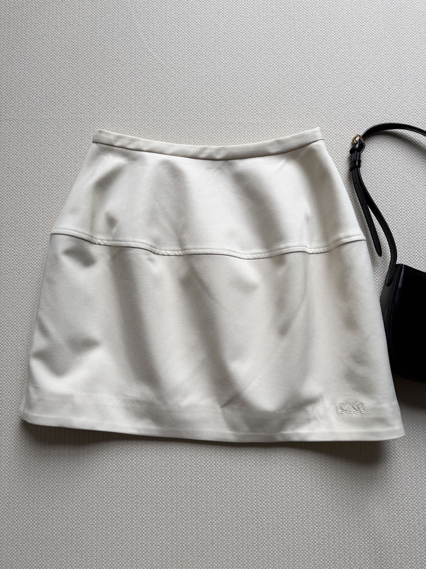 NO:909529,LOEW*26FW new bud skirt, lantern silhouette/balloon version, the upper body hides the crotch and shows the length of the legs. It is complete with any basic style. Pair it with a black short-sleeved/vest - tight top and bottom hood. It is the most classic combination. It shows the waistline and has a sense of contrast. It is also a must-have for spring, summer, autumn and winter!  SML,,loewe,skirts,jackets & coats,T-shirt,19860909LOEW*26FW新款花苞半裙,灯笼廓形/气球版型,上身藏胯又显腿长,随便配一件基础款就很完整,搭黑色短袖/背心——上紧下蓬,最经典的组合,显腰线又有反差感.搭外套也适合春夏秋冬百搭必备款！SML,,loewe,skirts,jackets & coats,T-shirt,,Women's clothing