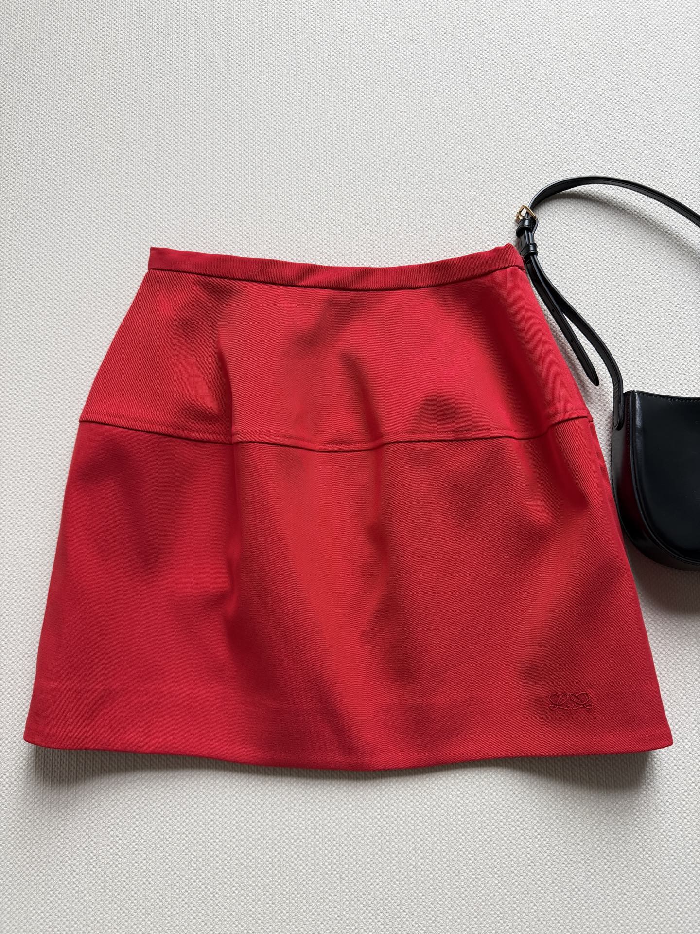 NO:899924,LOEW*26FW new bud skirt, lantern silhouette/balloon version, the upper body hides the crotch and shows the length of the legs. It is complete with any basic style. Pair it with a black short-sleeved/vest - tight top and bottom hood. It is the most classic combination. It shows the waistline and has a sense of contrast. It is also a must-have for spring, summer, autumn and winter!  SML, Loewe-clothing,loewe,loewe,skirts,jackets & coats,T-shirt,19860909LOEW*26FW新款花苞半裙,灯笼廓形/气球版型,上身藏胯又显腿长,随便配一件基础款就很完整,搭黑色短袖/背心——上紧下蓬,最经典的组合,显腰线又有反差感.搭外套也适合春夏秋冬百搭必备款！SML,罗意威-服装,loewe,loewe,skirts,jackets & coats,T-shirt,,Women's clothing