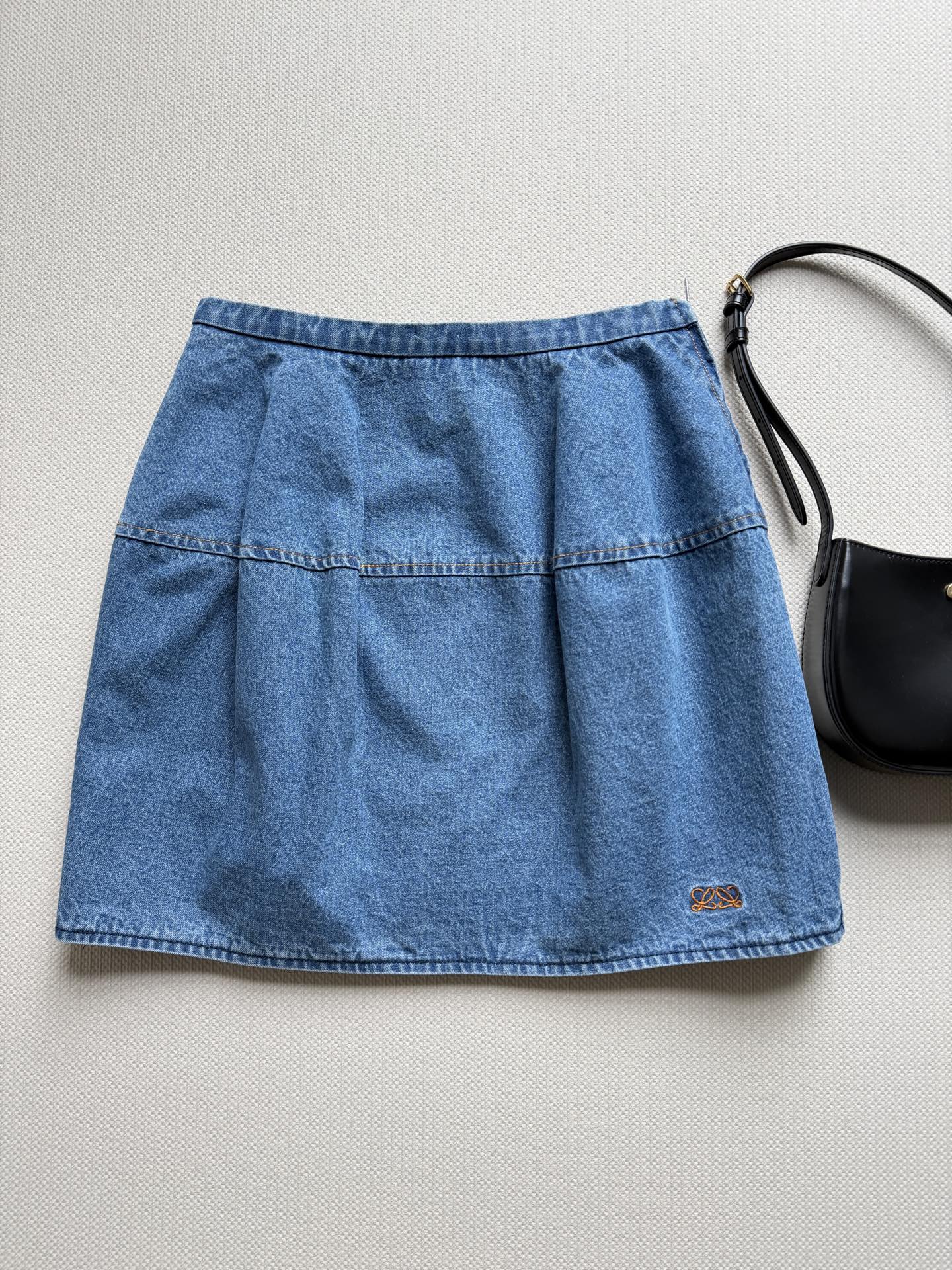 NO:899931,LOEW*26FW new denim bud skirt, lantern silhouette/balloon version, the upper body hides the crotch and shows the length of the legs. It is complete with a basic style. Pair it with a black short-sleeved/vest - tight top and hooded bottom. It is the most classic combination, showing the waistline and giving a sense of contrast. It is also a must-have for spring, summer, autumn and winter!  SML, Loewe-clothing,loewe,loewe,skirts,jackets & coats,T-shirt,19860909LOEW*26FW新款牛仔花苞半裙,灯笼廓形/气球版型,上身藏胯又显腿长,随便配一件基础款就很完整,搭黑色短袖/背心——上紧下蓬,最经典的组合,显腰线又有反差感.搭外套也适合春夏秋冬百搭必备款！SML,罗意威-服装,loewe,loewe,skirts,jackets & coats,T-shirt,,Women's clothing